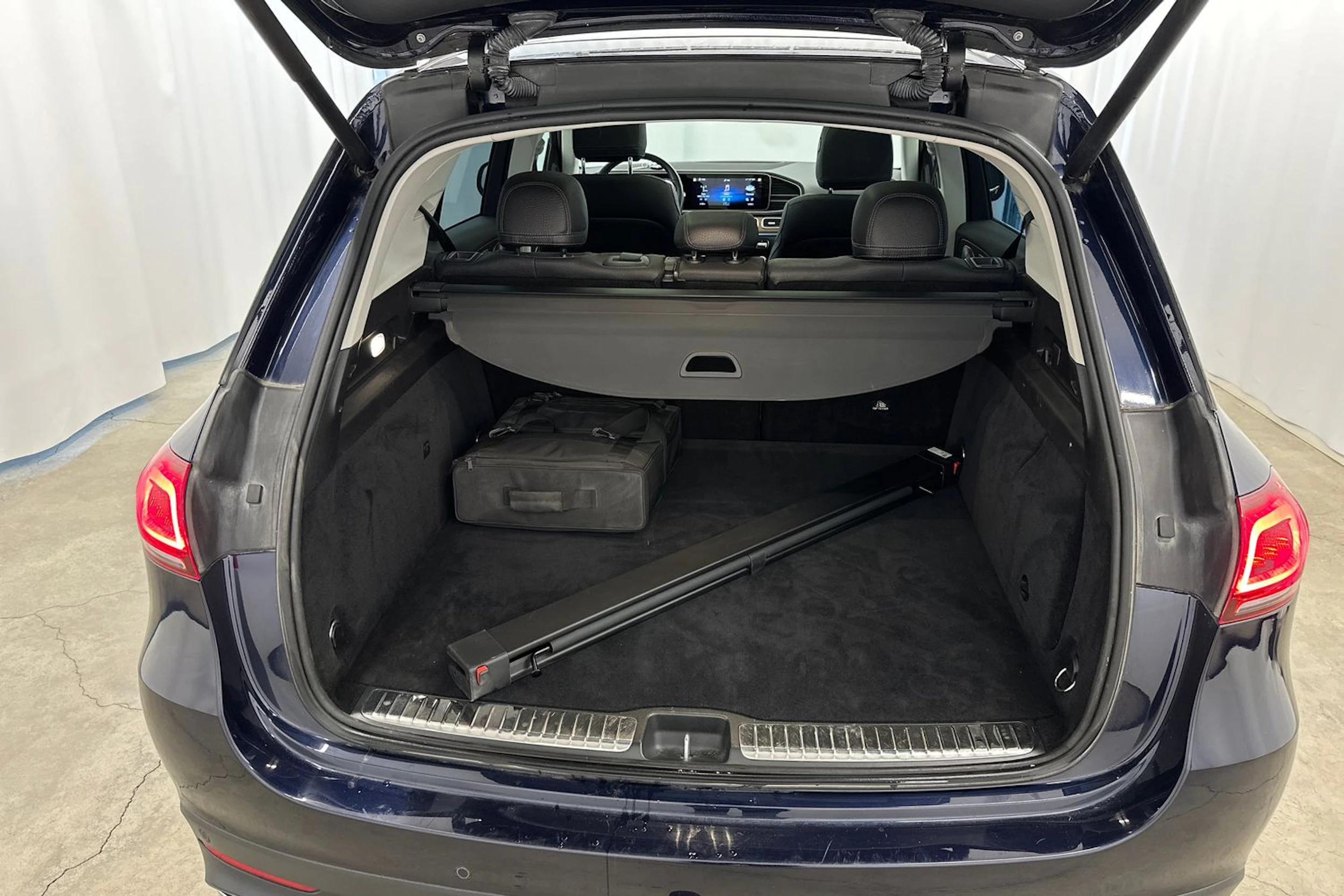 sininen Mercedes-Benz GLE 2022 kuva 32.