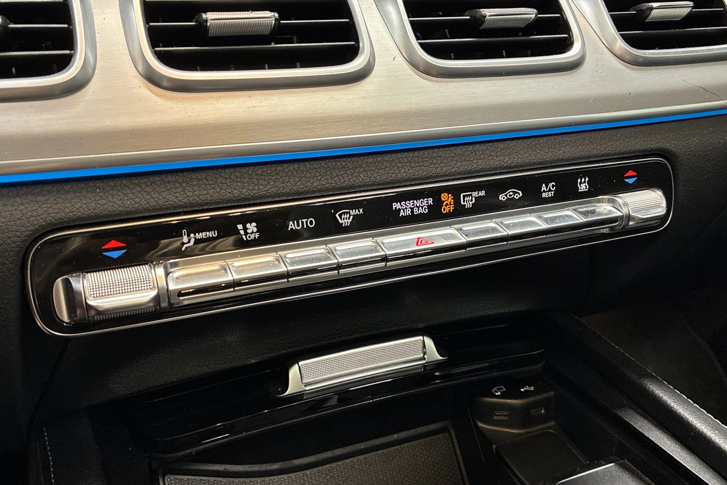 sininen Mercedes-Benz GLE 2022 kuva 22.
