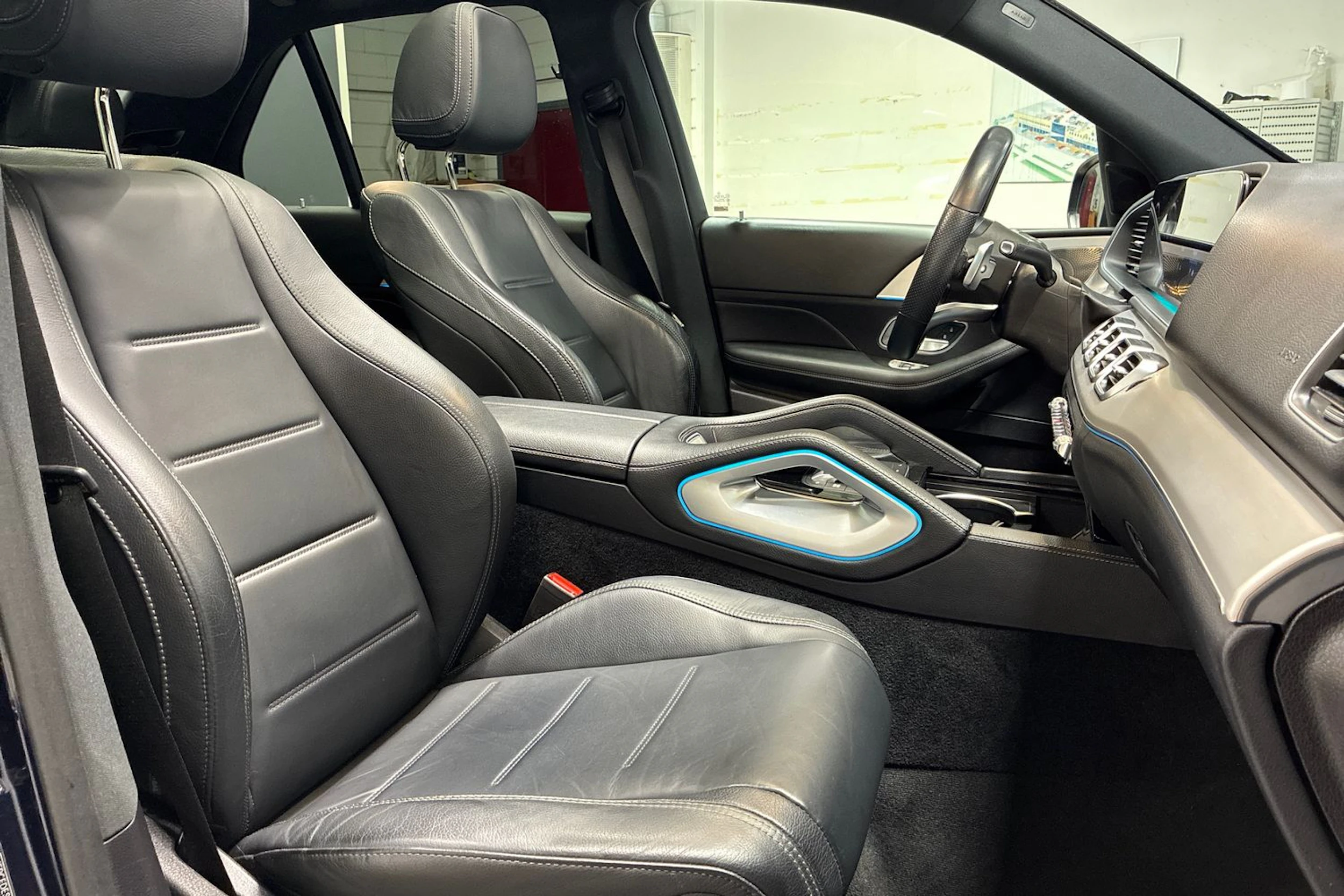 sininen Mercedes-Benz GLE 2022 kuva 34.