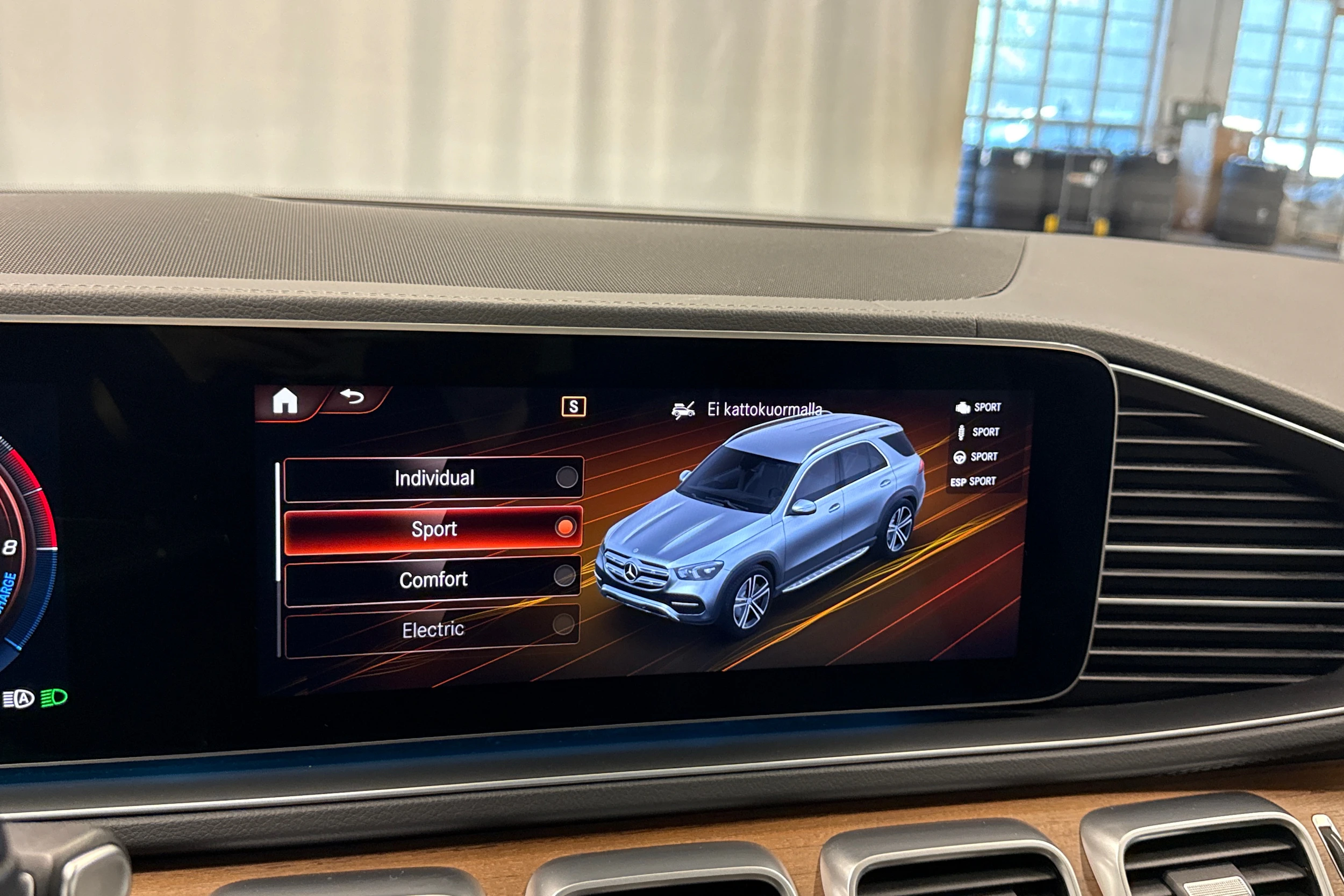 valkoinen Mercedes-Benz GLE 2022 kuva 24.