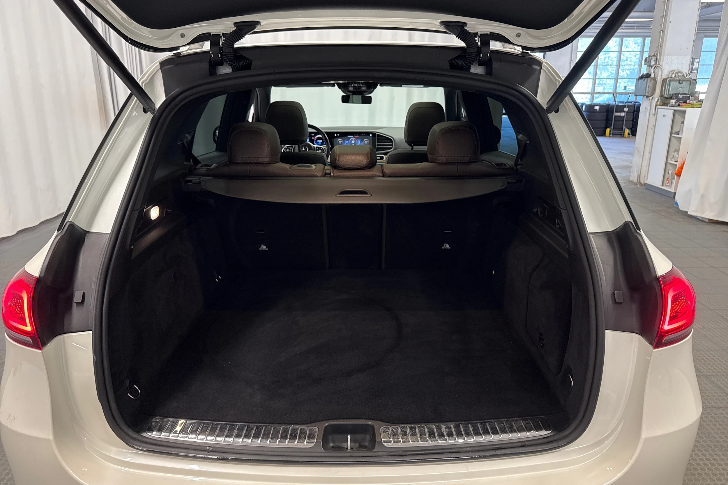 valkoinen Mercedes-Benz GLE 2022 kuva 34.