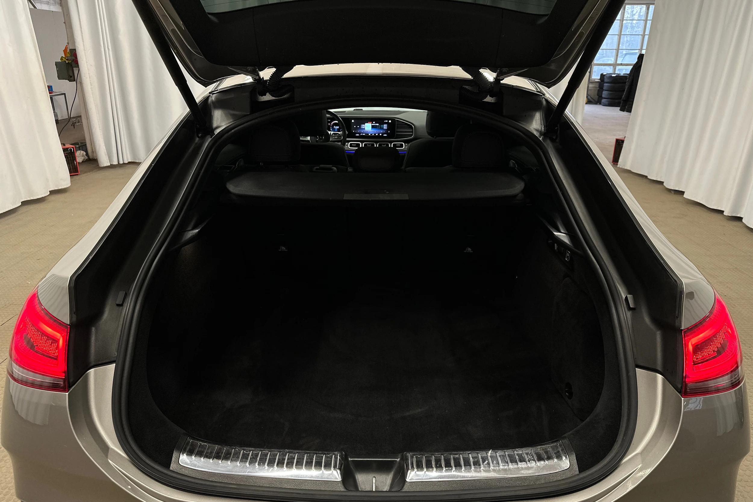 harmaa Mercedes-Benz GLE 2022 kuva 35.