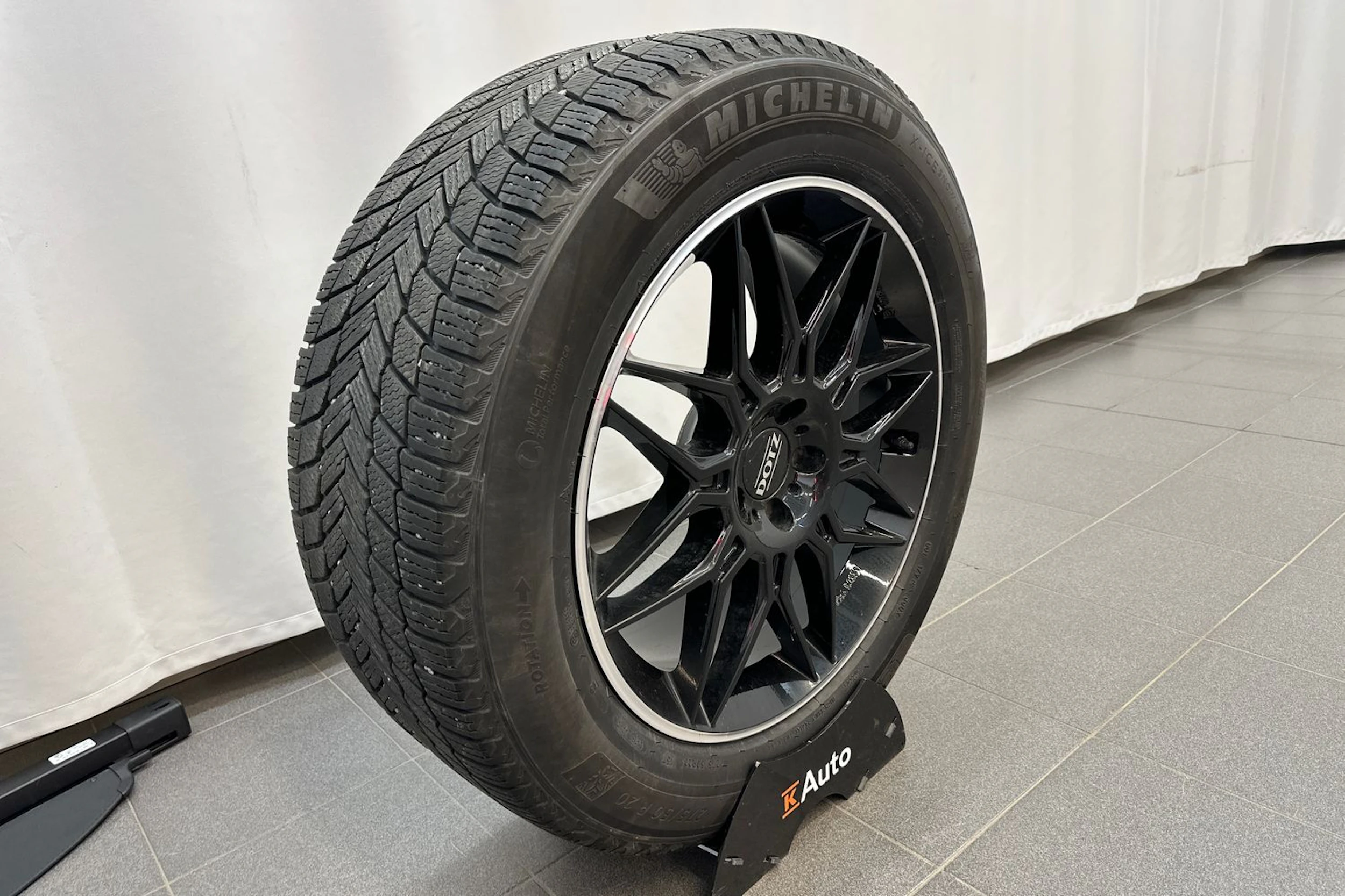 punainen Mercedes-Benz GLE 2022 kuva 13.
