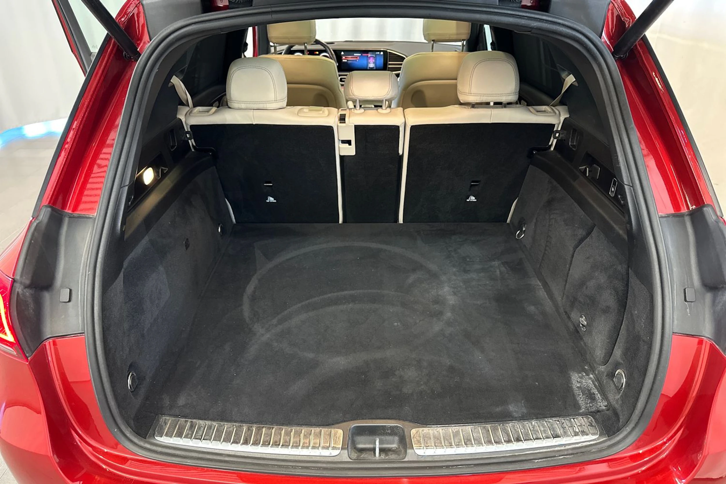 punainen Mercedes-Benz GLE 2022 kuva 16.