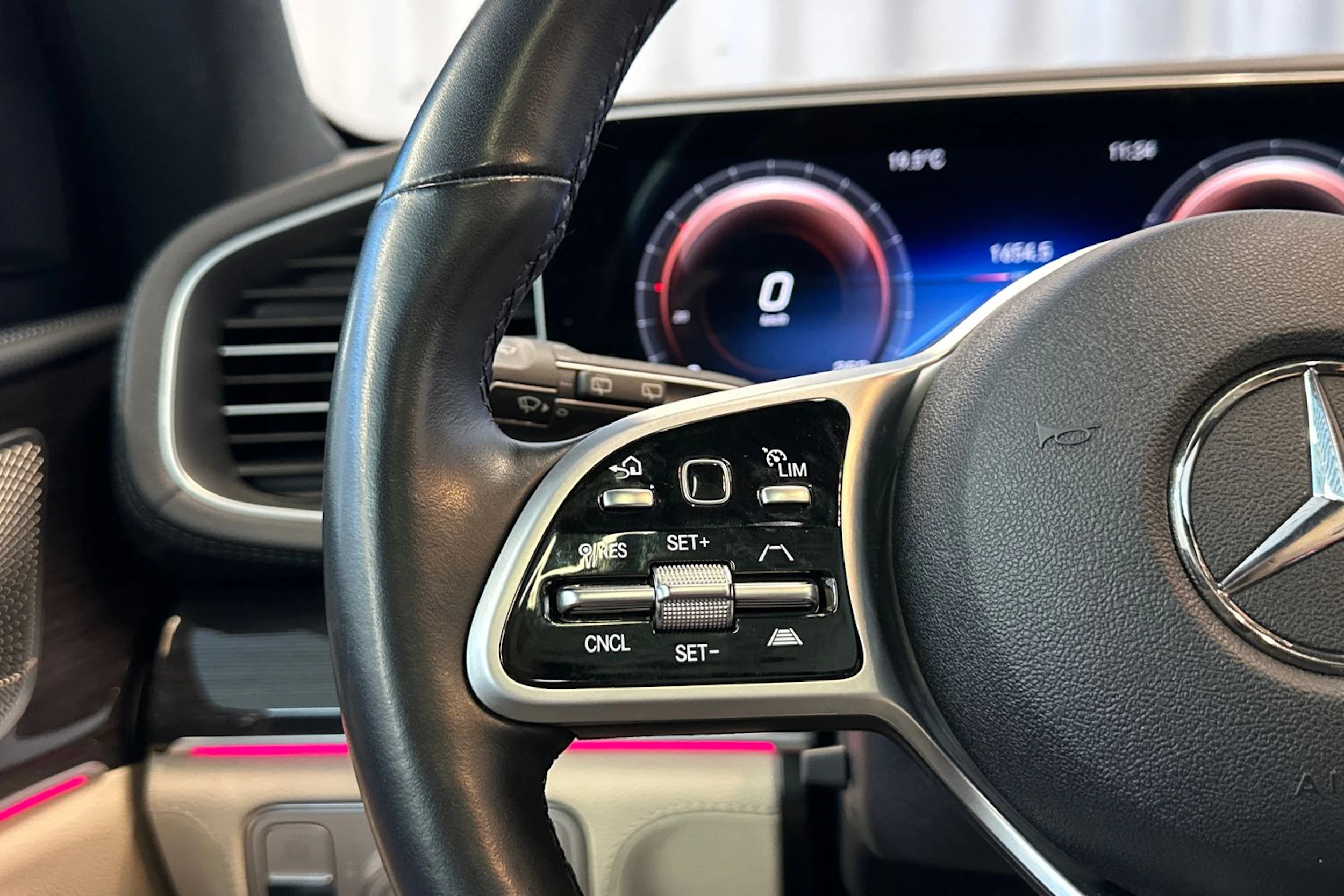 punainen Mercedes-Benz GLE 2022 kuva 18.