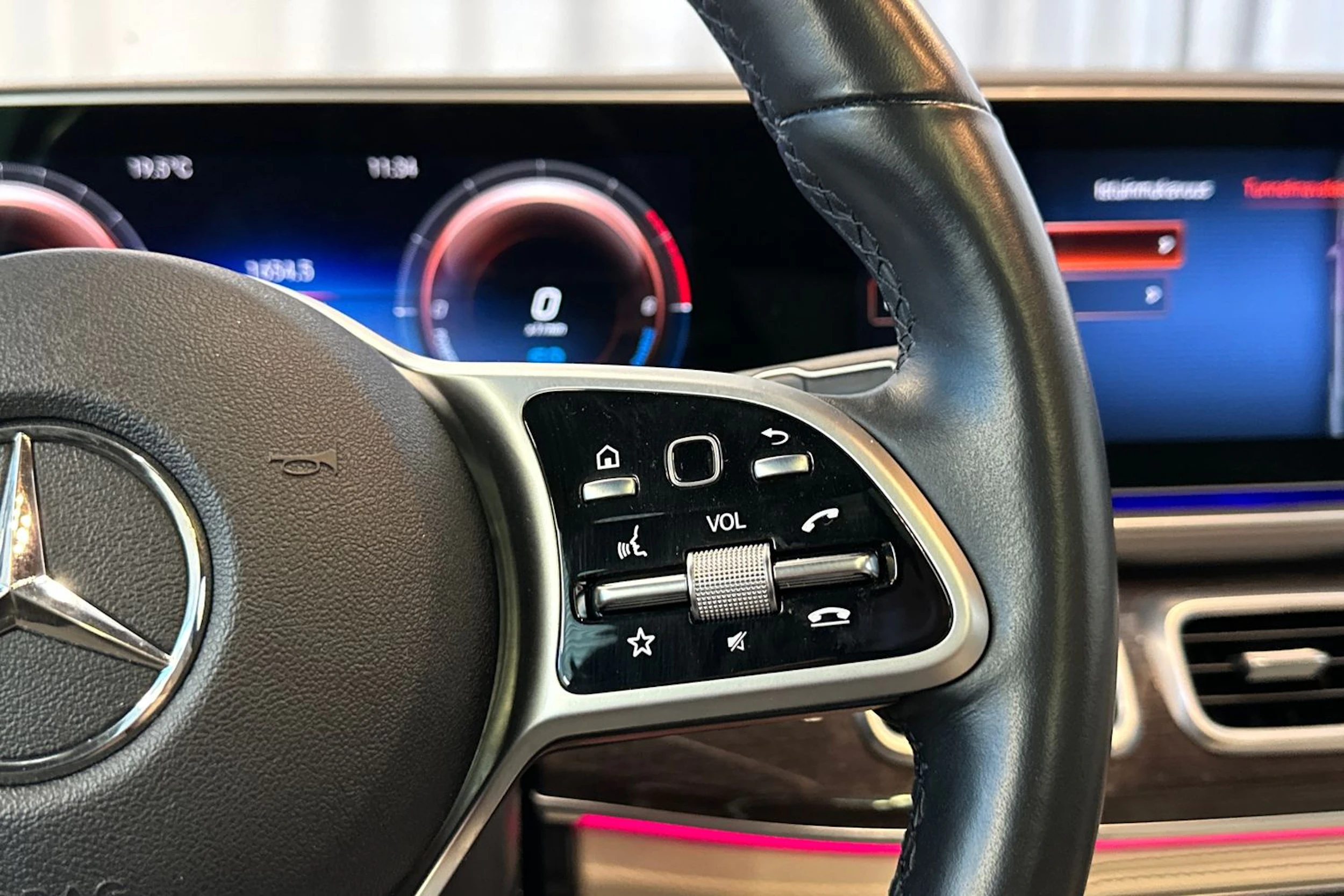 punainen Mercedes-Benz GLE 2022 kuva 19.