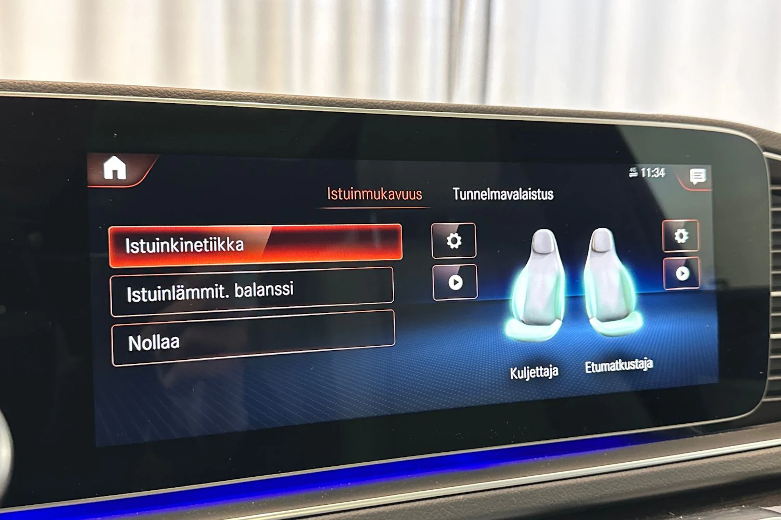 punainen Mercedes-Benz GLE 2022 kuva 22.