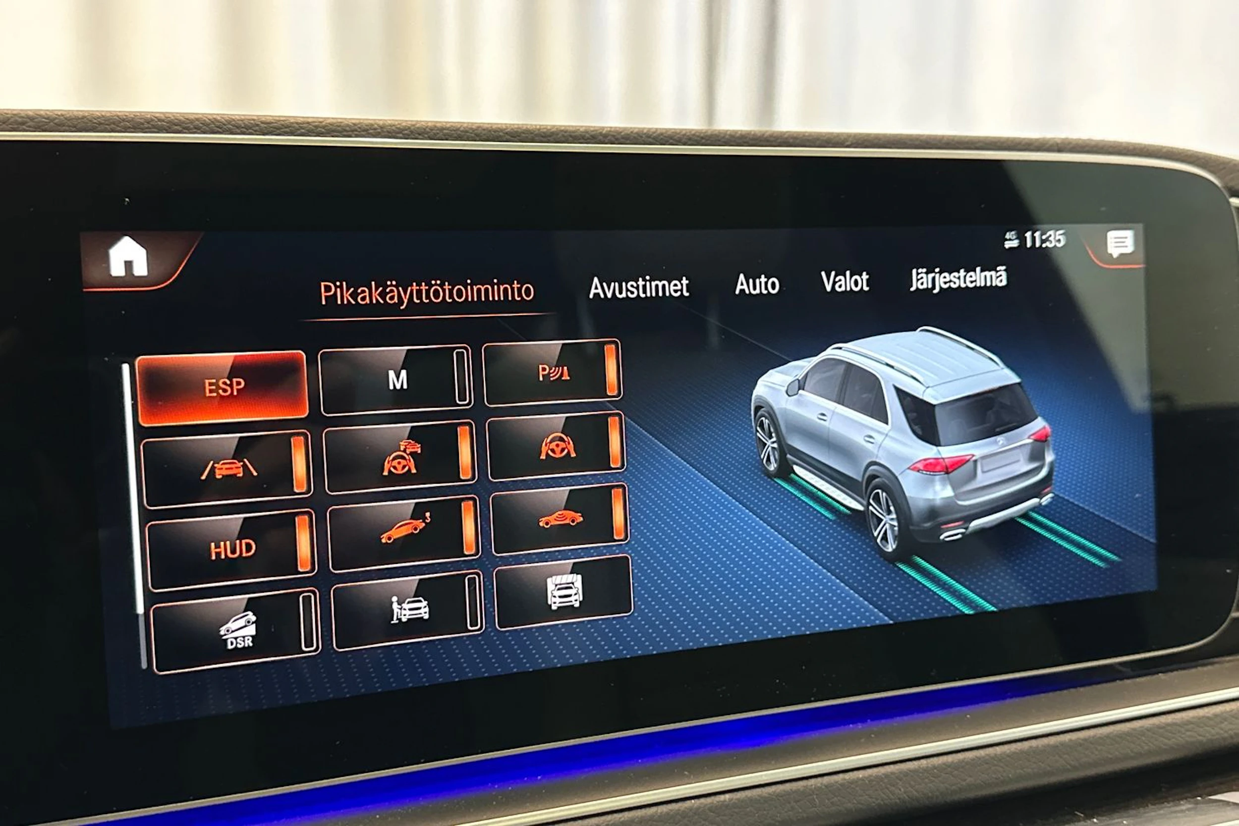 punainen Mercedes-Benz GLE 2022 kuva 23.