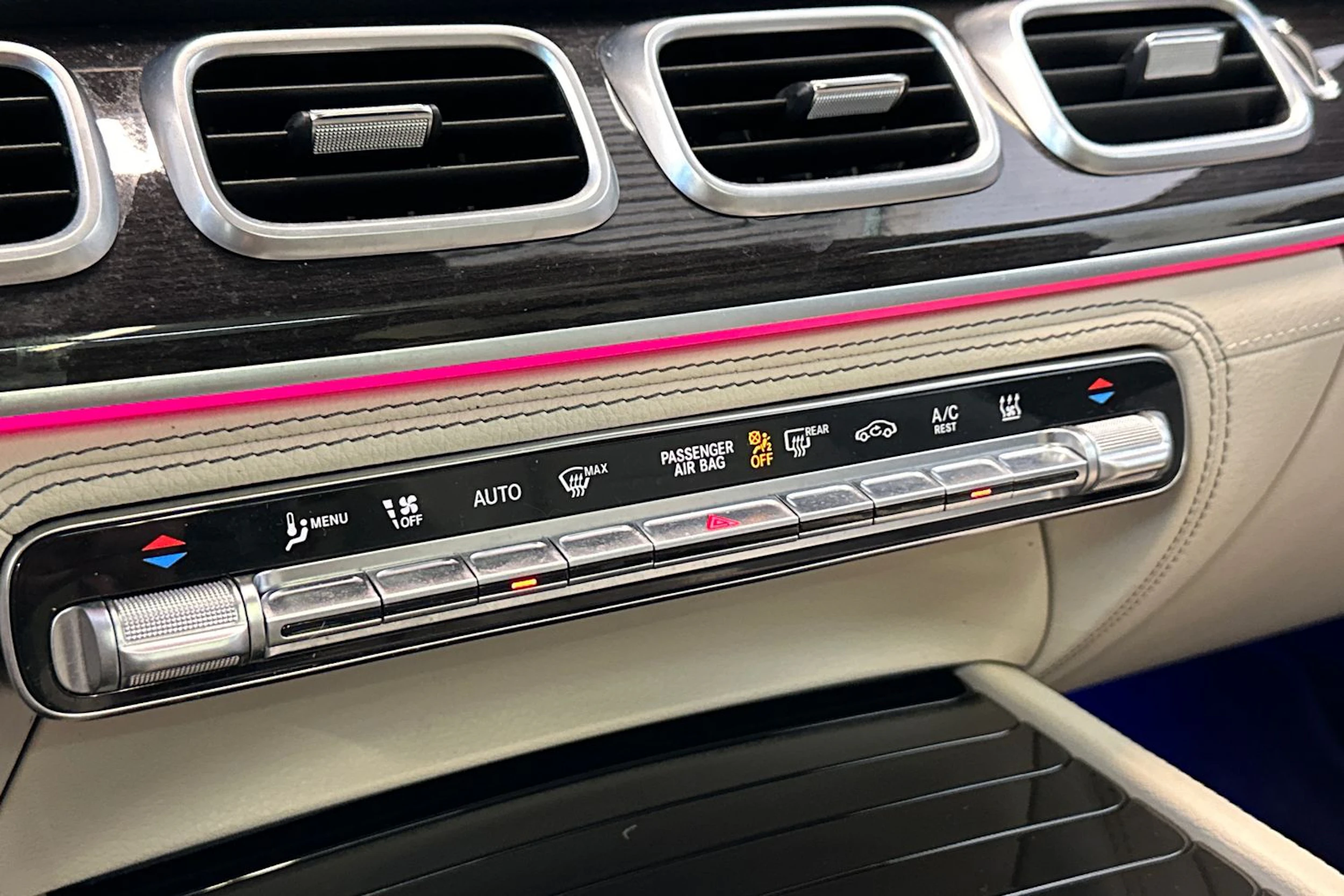 punainen Mercedes-Benz GLE 2022 kuva 24.