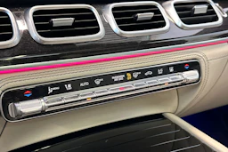 punainen Mercedes-Benz GLE 2022 kuva 24.