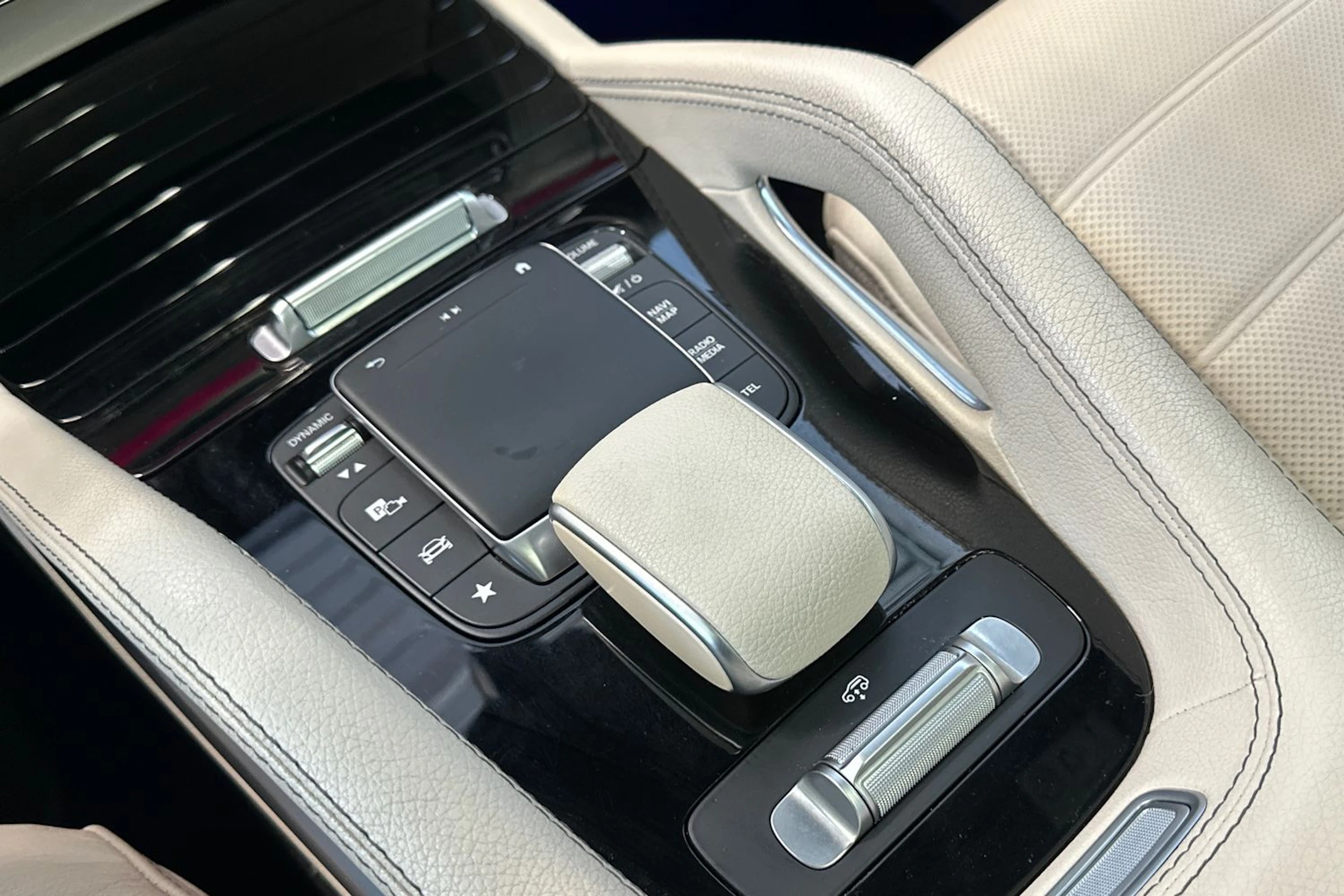 punainen Mercedes-Benz GLE 2022 kuva 25.