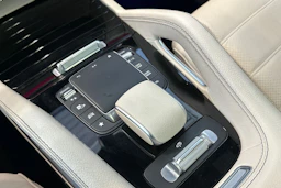 punainen Mercedes-Benz GLE 2022 kuva 25.