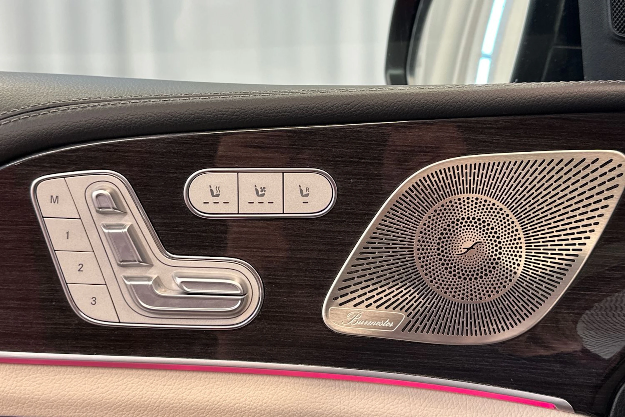 punainen Mercedes-Benz GLE 2022 kuva 26.