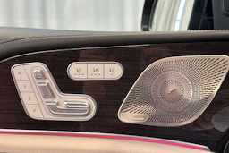 punainen Mercedes-Benz GLE 2022 kuva 26.