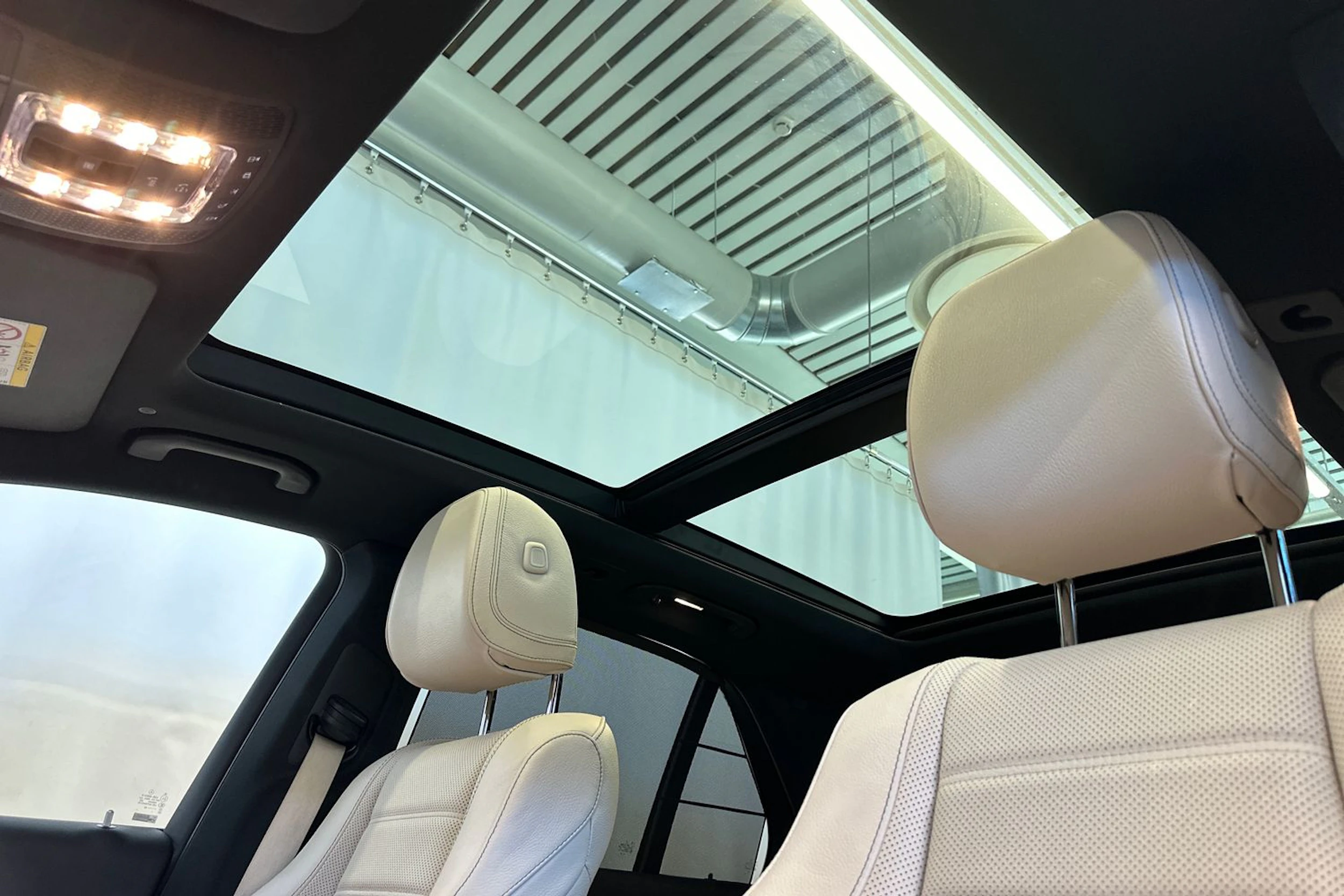 punainen Mercedes-Benz GLE 2022 kuva 27.