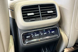 punainen Mercedes-Benz GLE 2022 kuva 28.