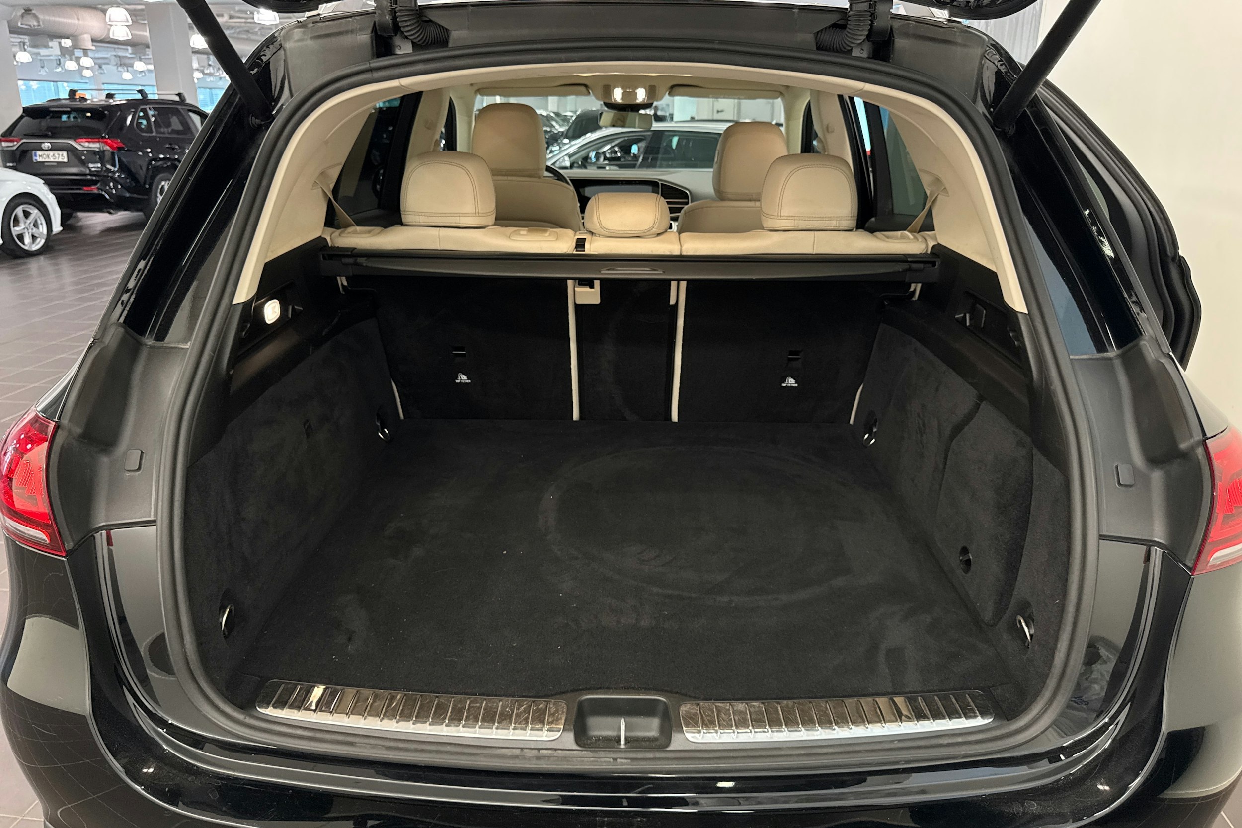 musta Mercedes-Benz GLE 2022 kuva 46.