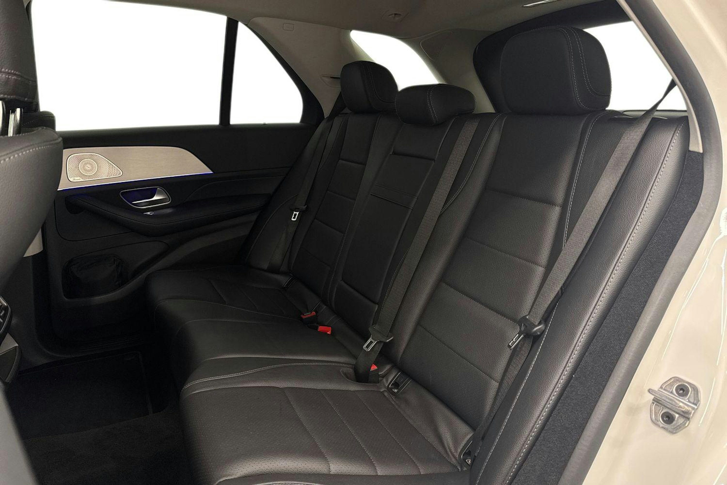 valkoinen Mercedes-Benz GLE 2023 kuva 8.