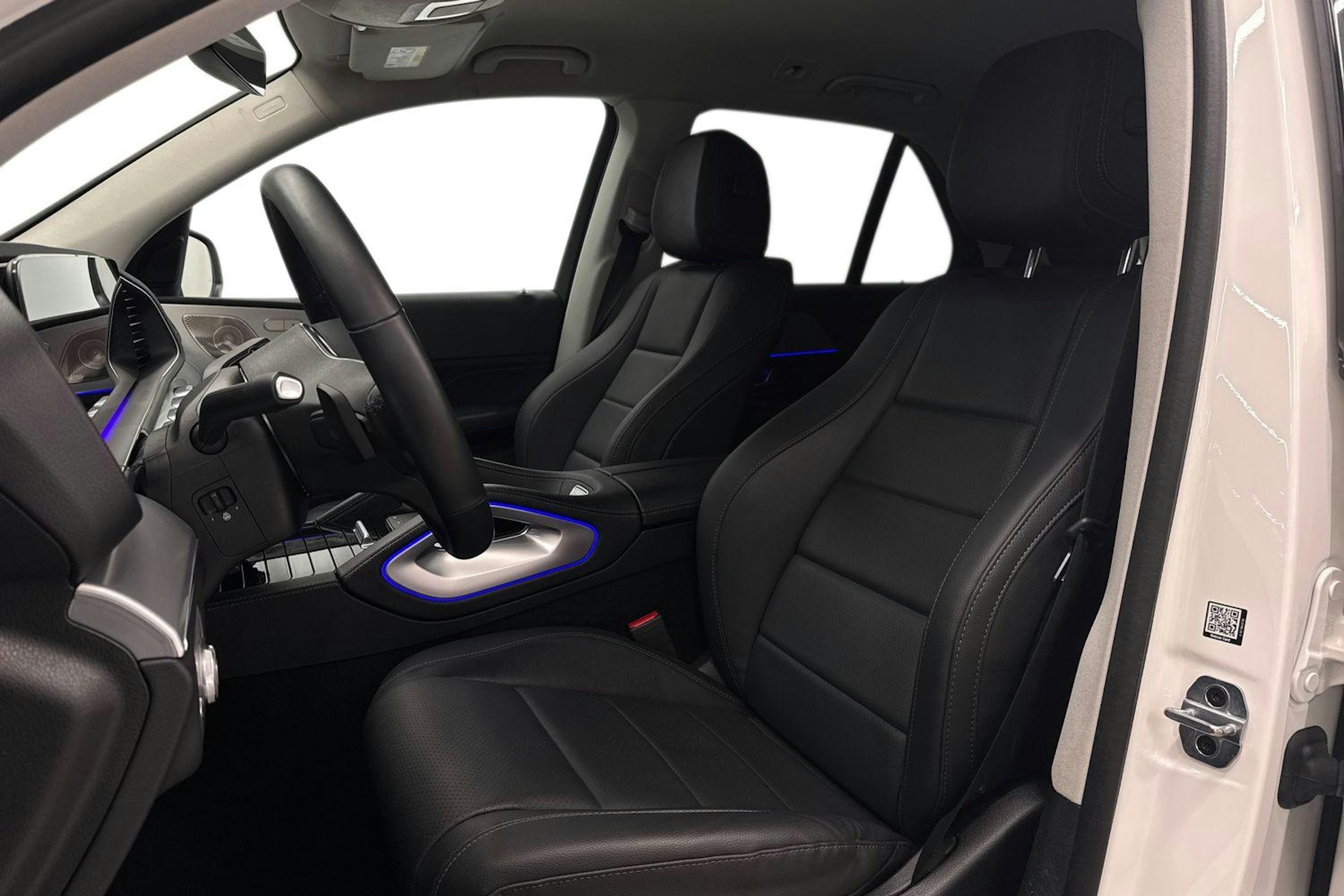 valkoinen Mercedes-Benz GLE 2023 kuva 9.