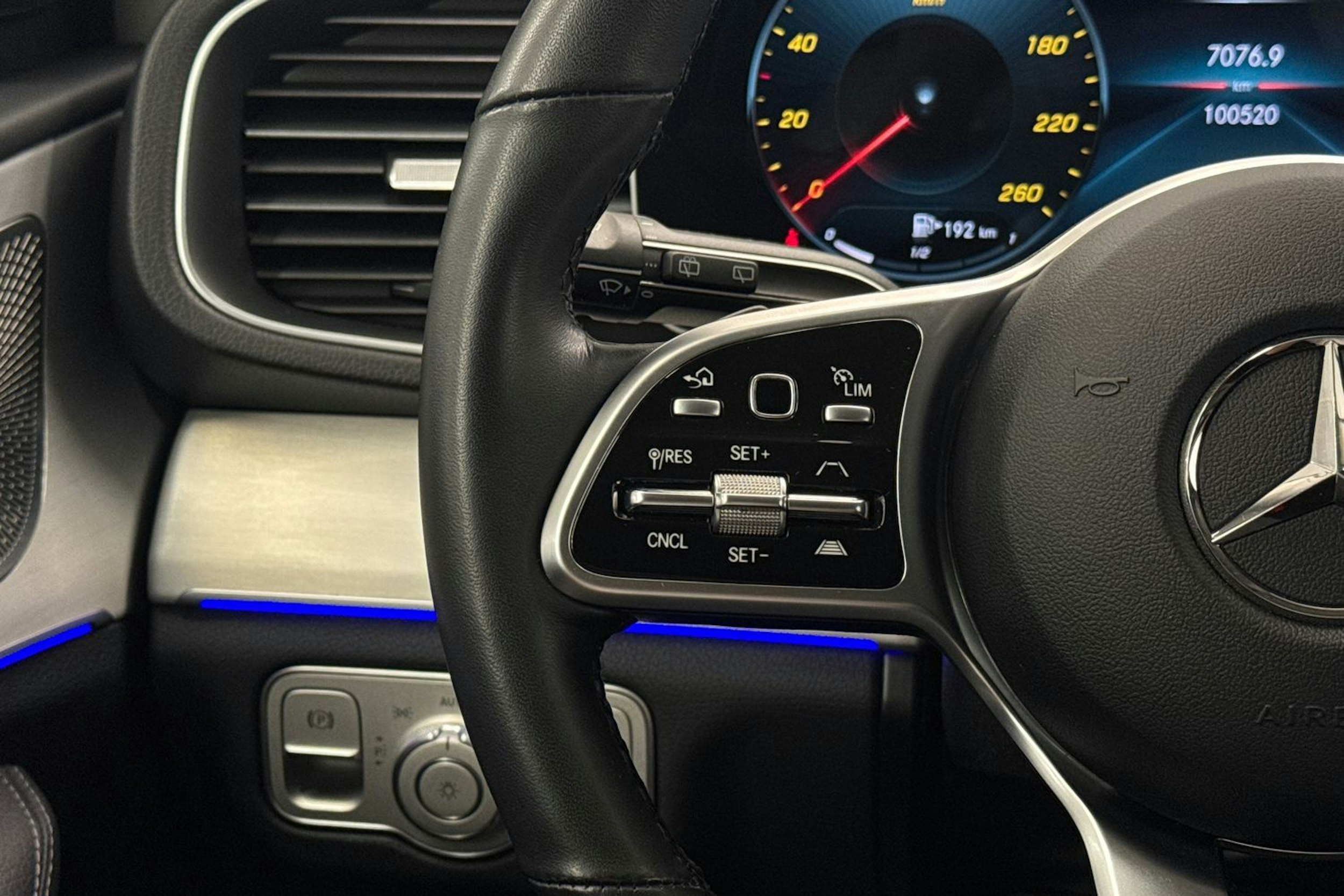 valkoinen Mercedes-Benz GLE 2023 kuva 12.