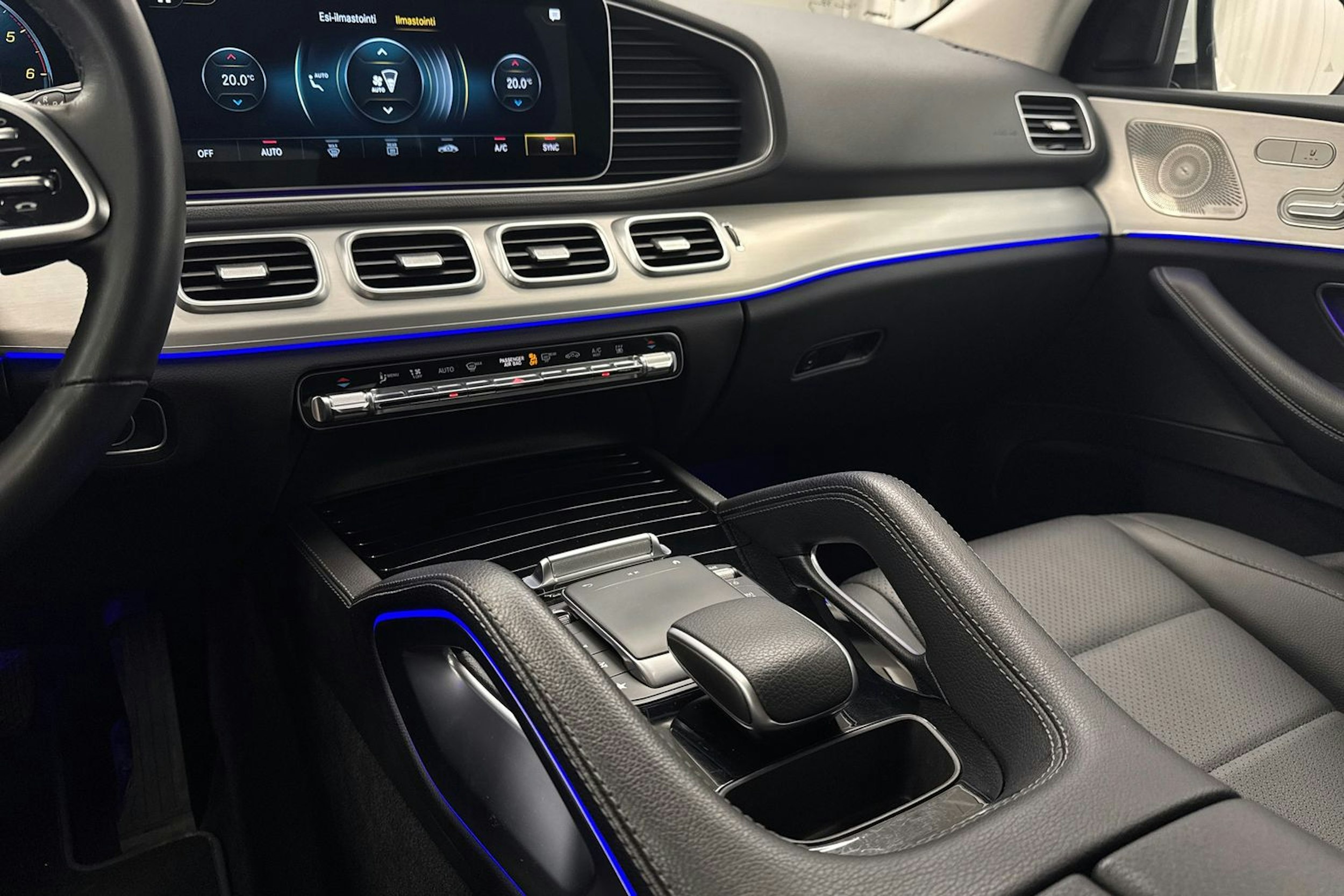 valkoinen Mercedes-Benz GLE 2023 kuva 18.