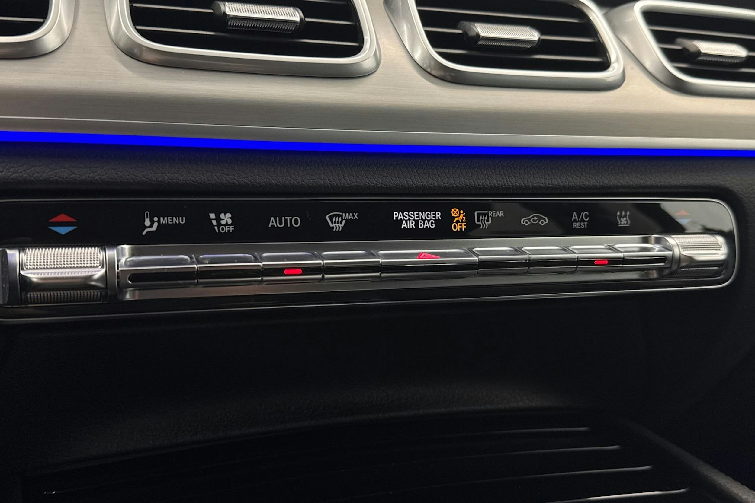 valkoinen Mercedes-Benz GLE 2023 kuva 21.