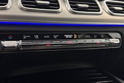 valkoinen Mercedes-Benz GLE 2023 kuva 21.
