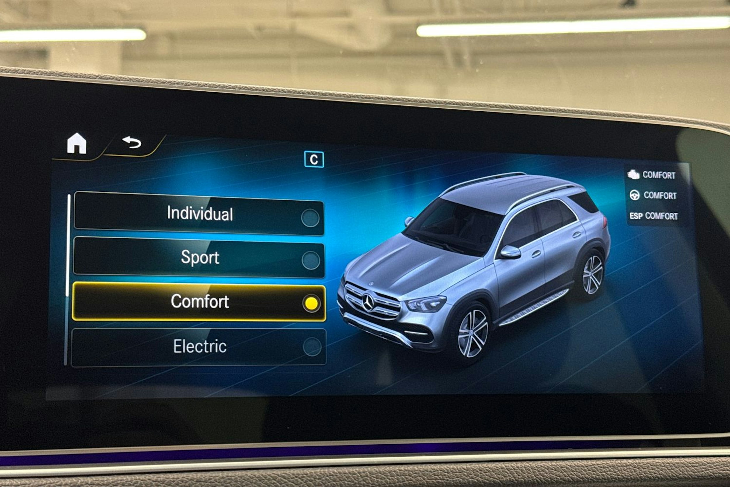 valkoinen Mercedes-Benz GLE 2023 kuva 30.