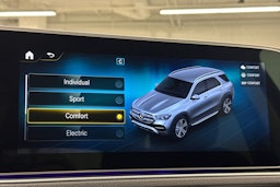 valkoinen Mercedes-Benz GLE 2023 kuva 30.
