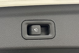 valkoinen Mercedes-Benz GLE 2023 kuva 35.