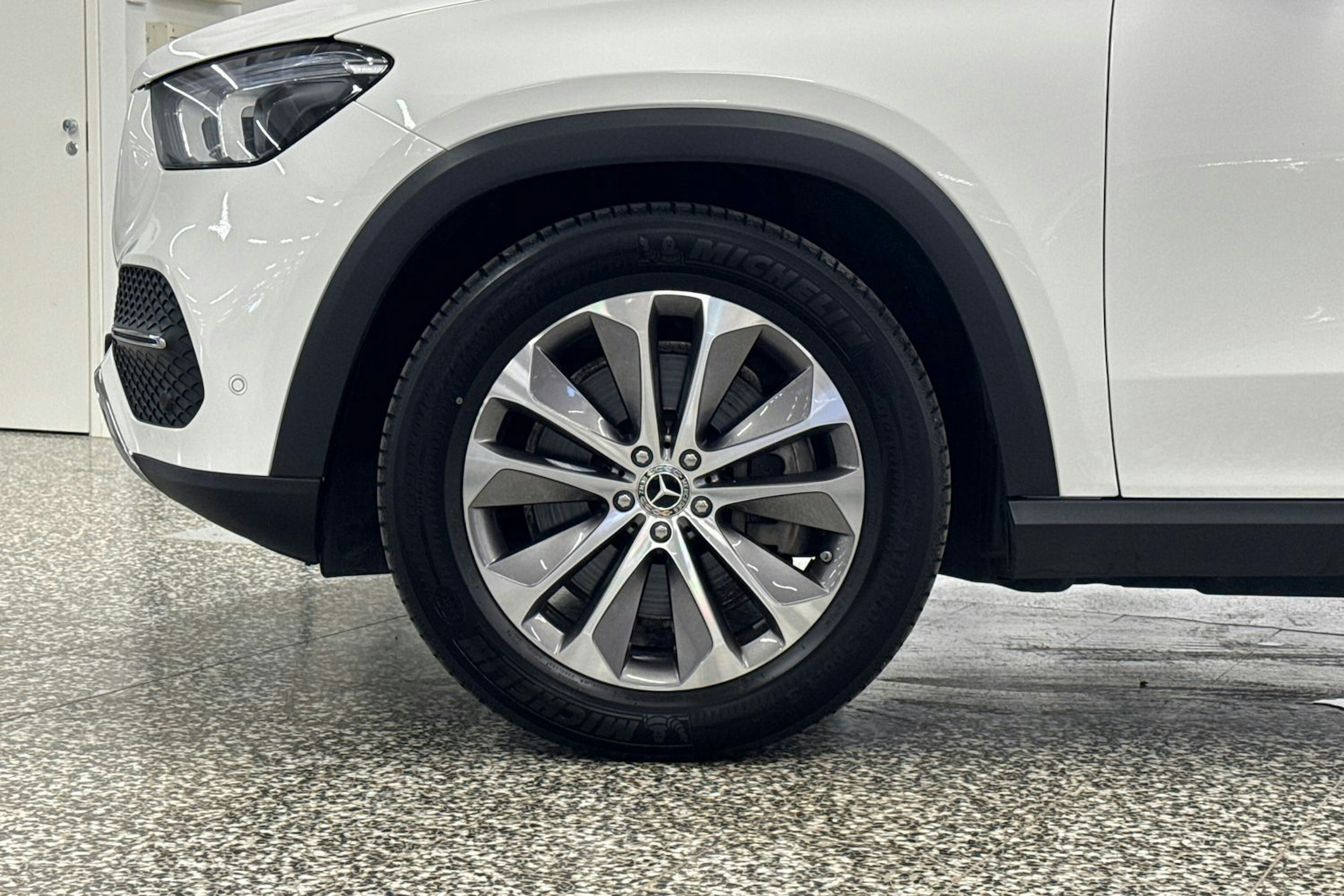valkoinen Mercedes-Benz GLE 2023 kuva 37.