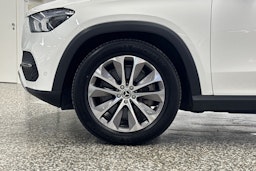 valkoinen Mercedes-Benz GLE 2023 kuva 37.