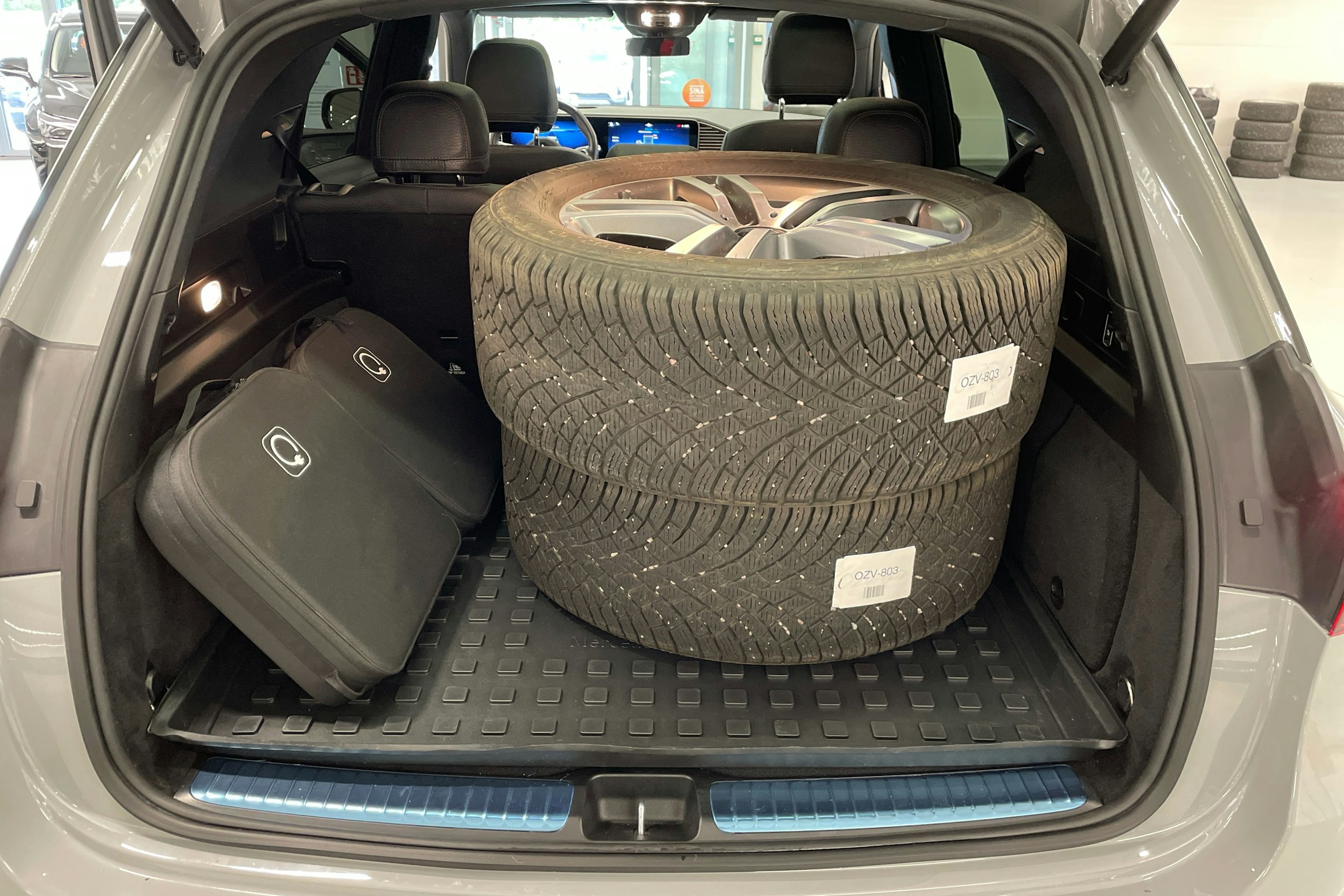 harmaa Mercedes-Benz GLE 2023 kuva 11.