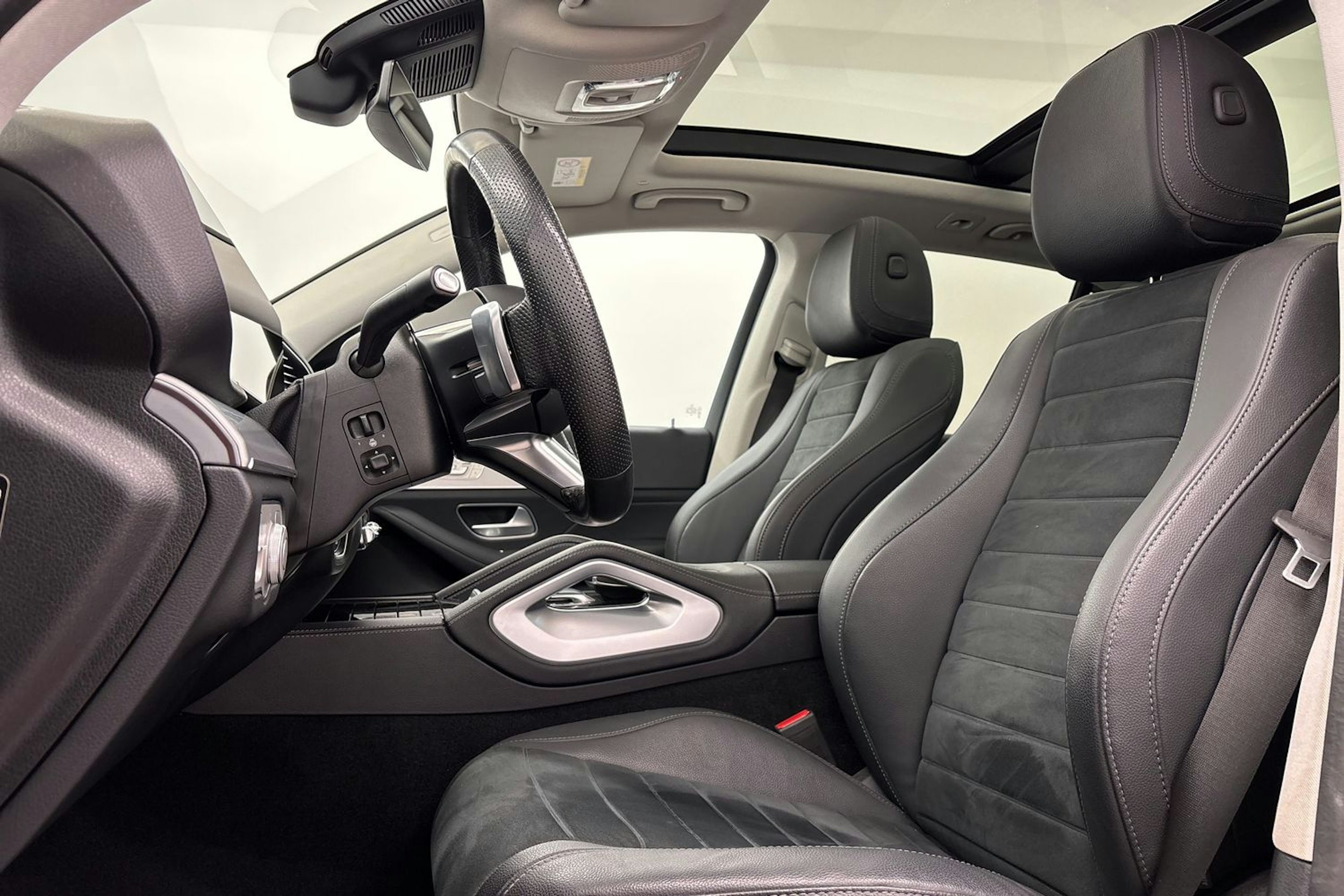 met. punainen Mercedes-Benz GLE 2024 kuva 14.