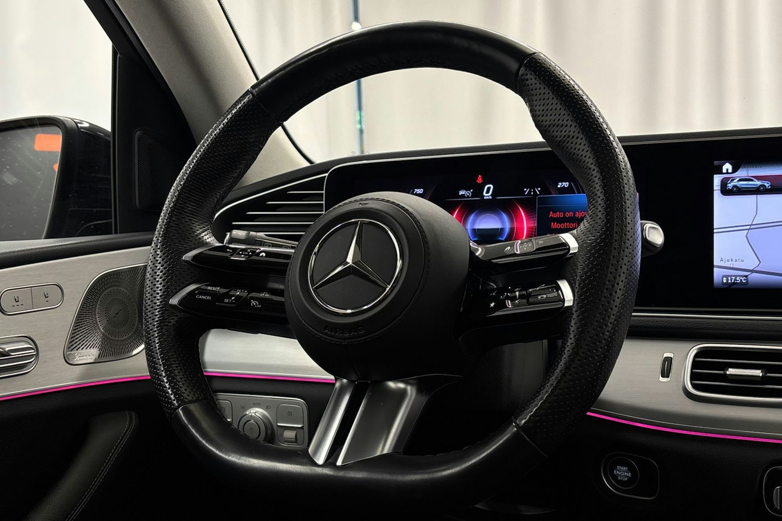 met. punainen Mercedes-Benz GLE 2024 kuva 17.