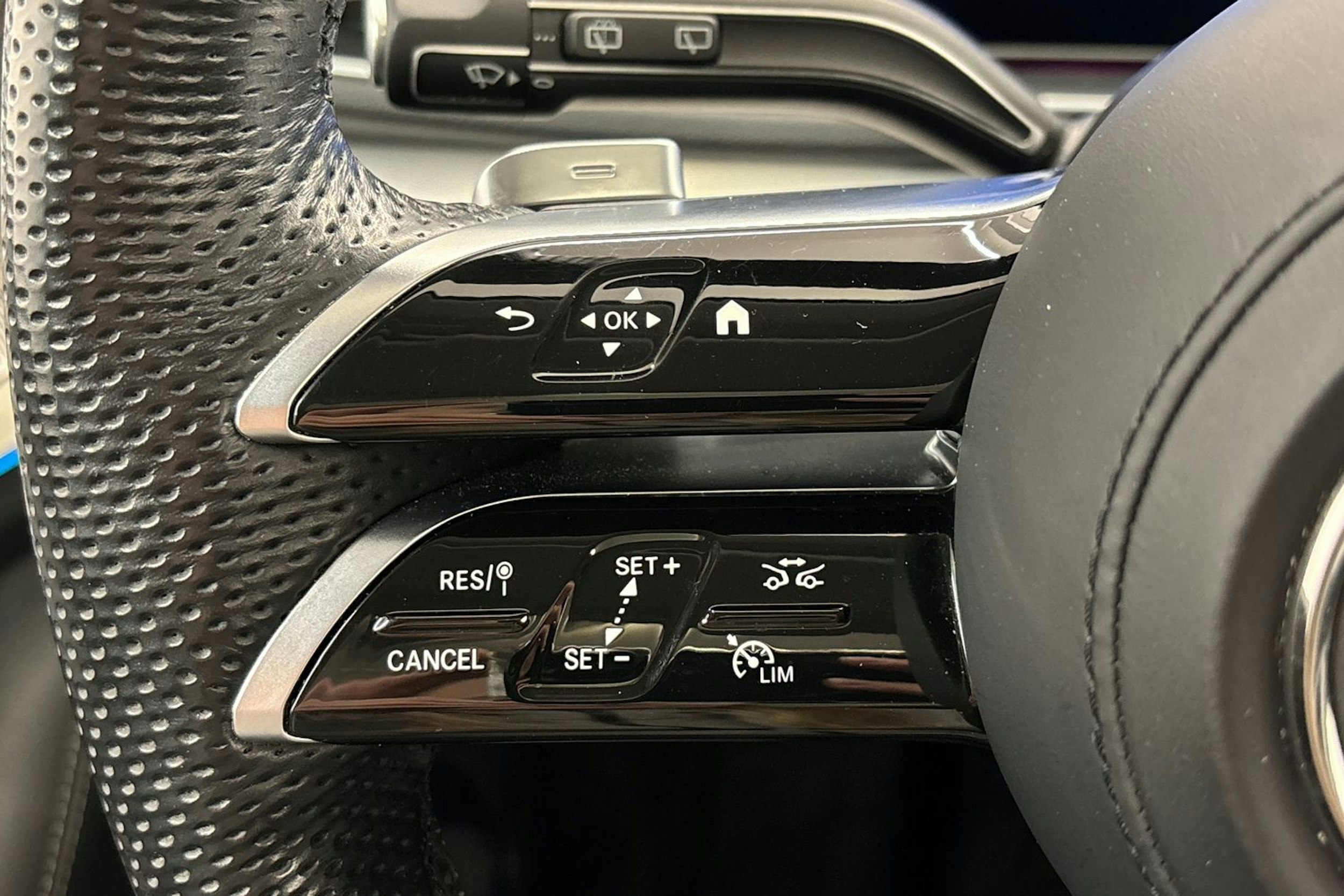 met. punainen Mercedes-Benz GLE 2024 kuva 18.