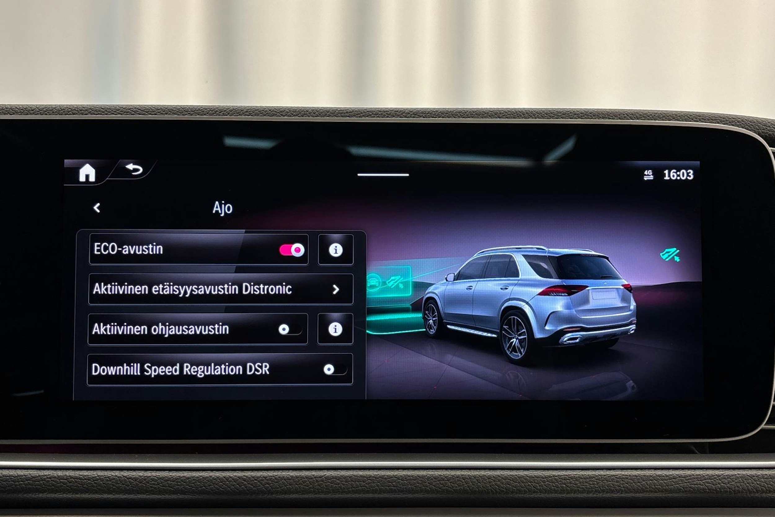 met. punainen Mercedes-Benz GLE 2024 kuva 26.