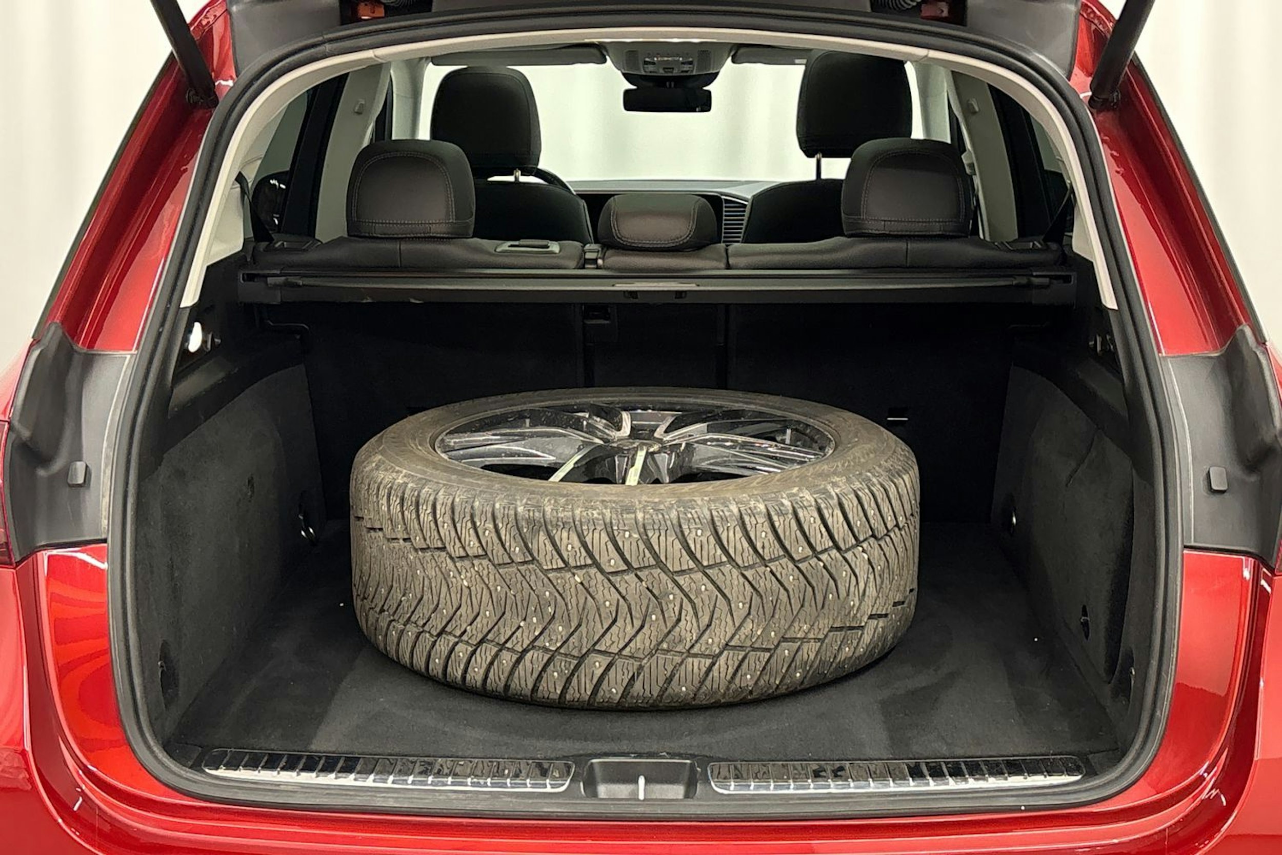 met. punainen Mercedes-Benz GLE 2024 kuva 28.