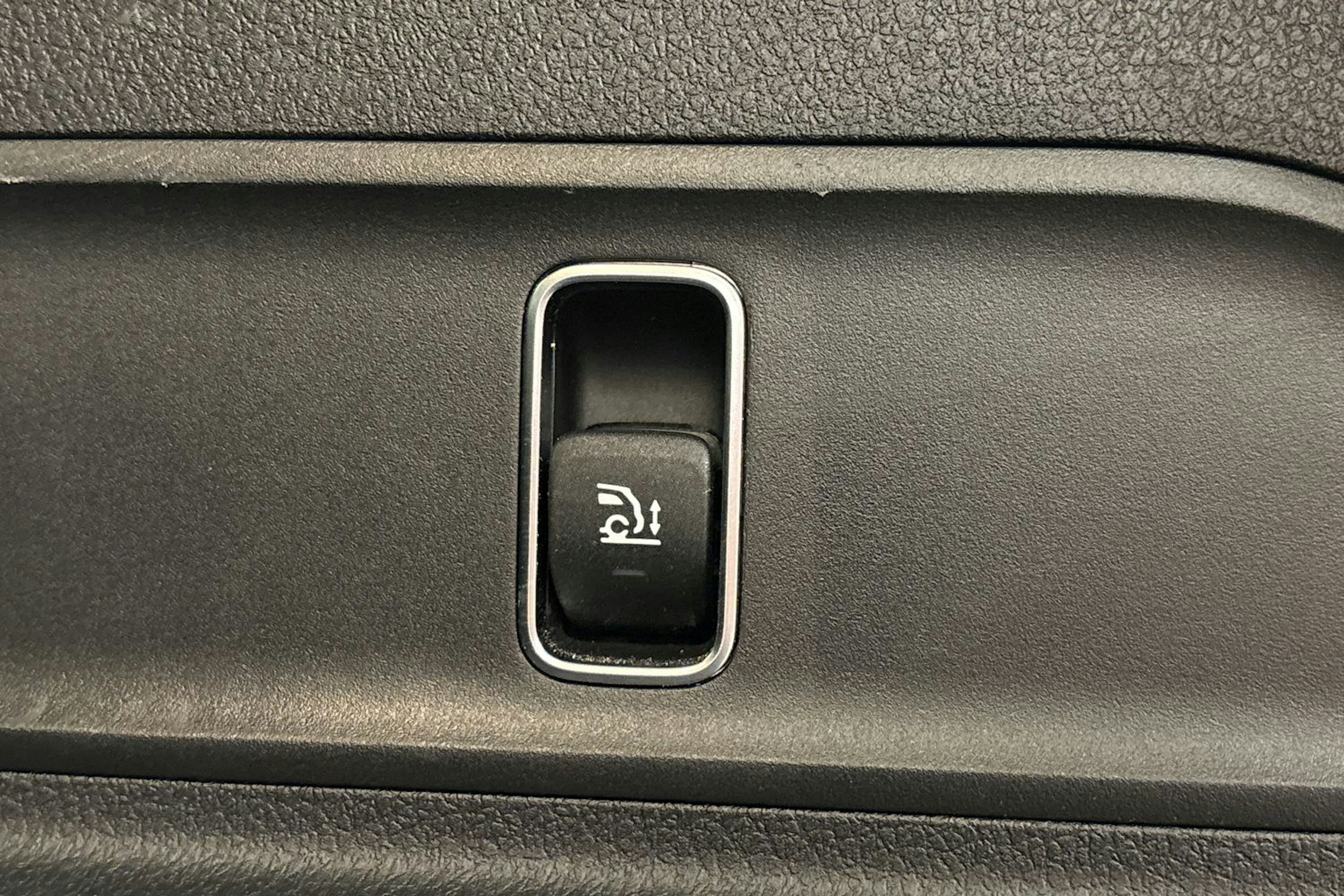 met. punainen Mercedes-Benz GLE 2024 kuva 31.