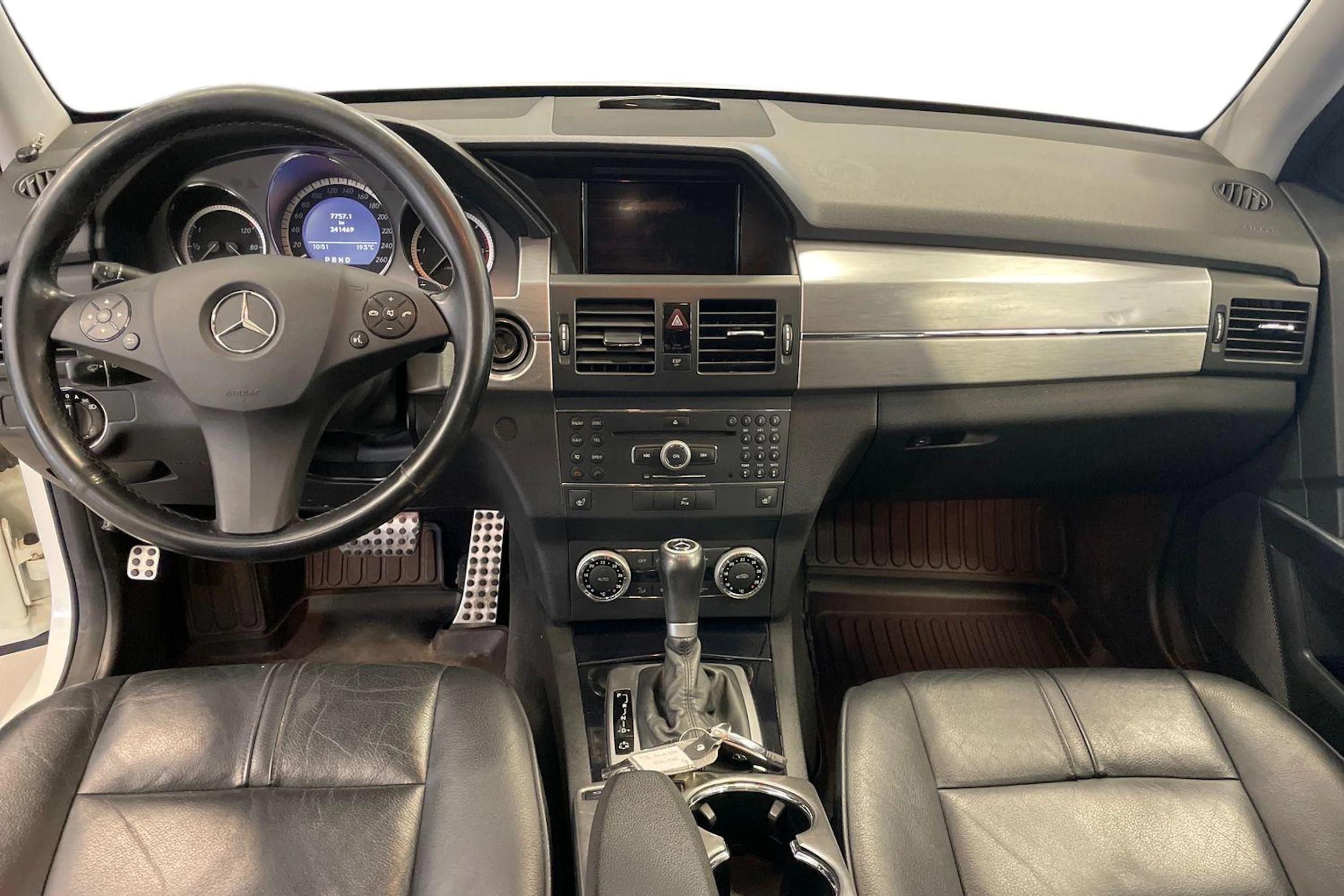 valkoinen Mercedes-Benz GLK 2010 kuva 9.