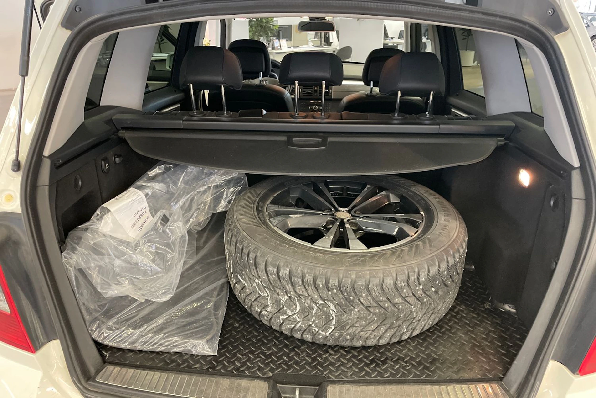 valkoinen Mercedes-Benz GLK 2010 kuva 15.
