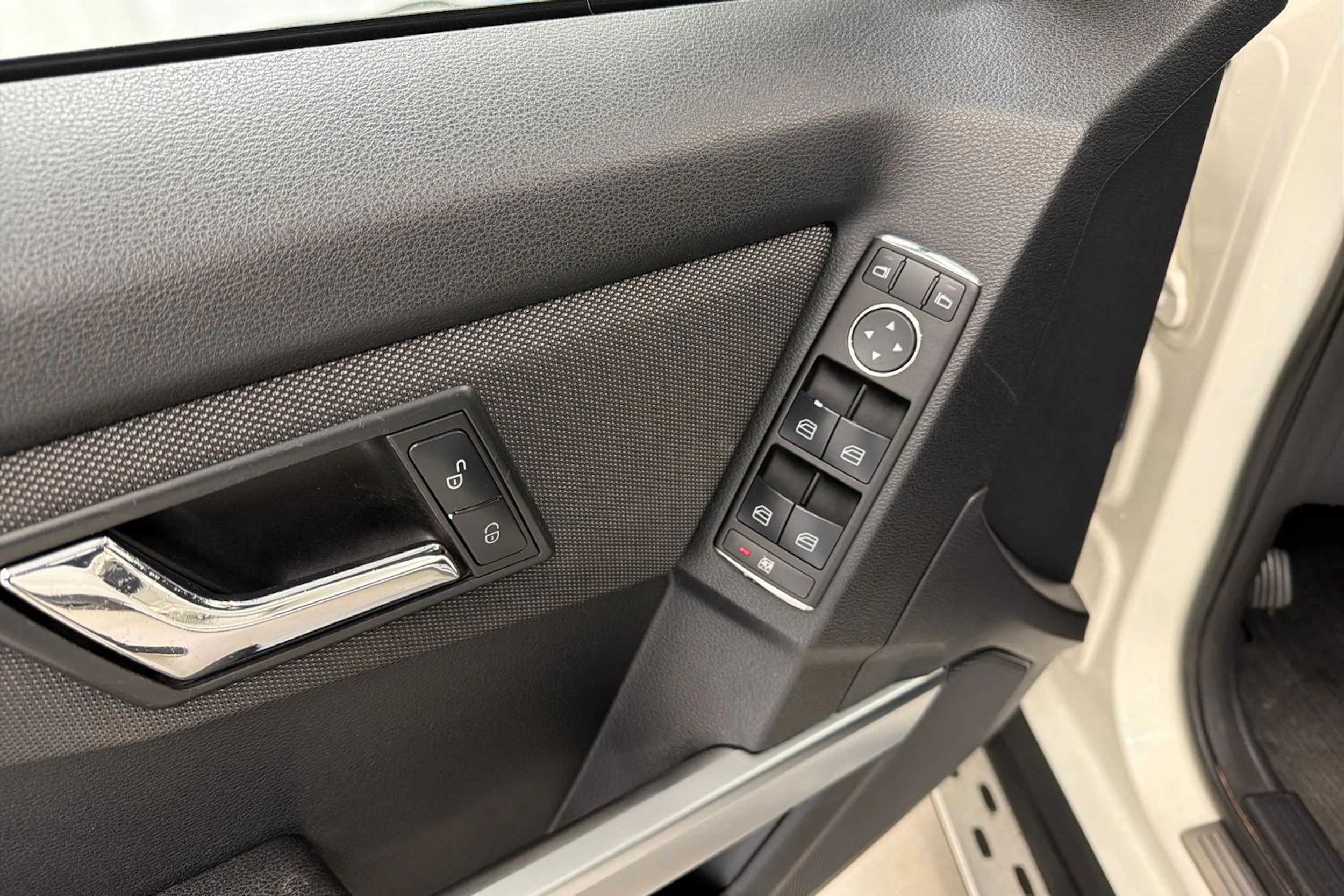 valkoinen Mercedes-Benz GLK 2010 kuva 12.