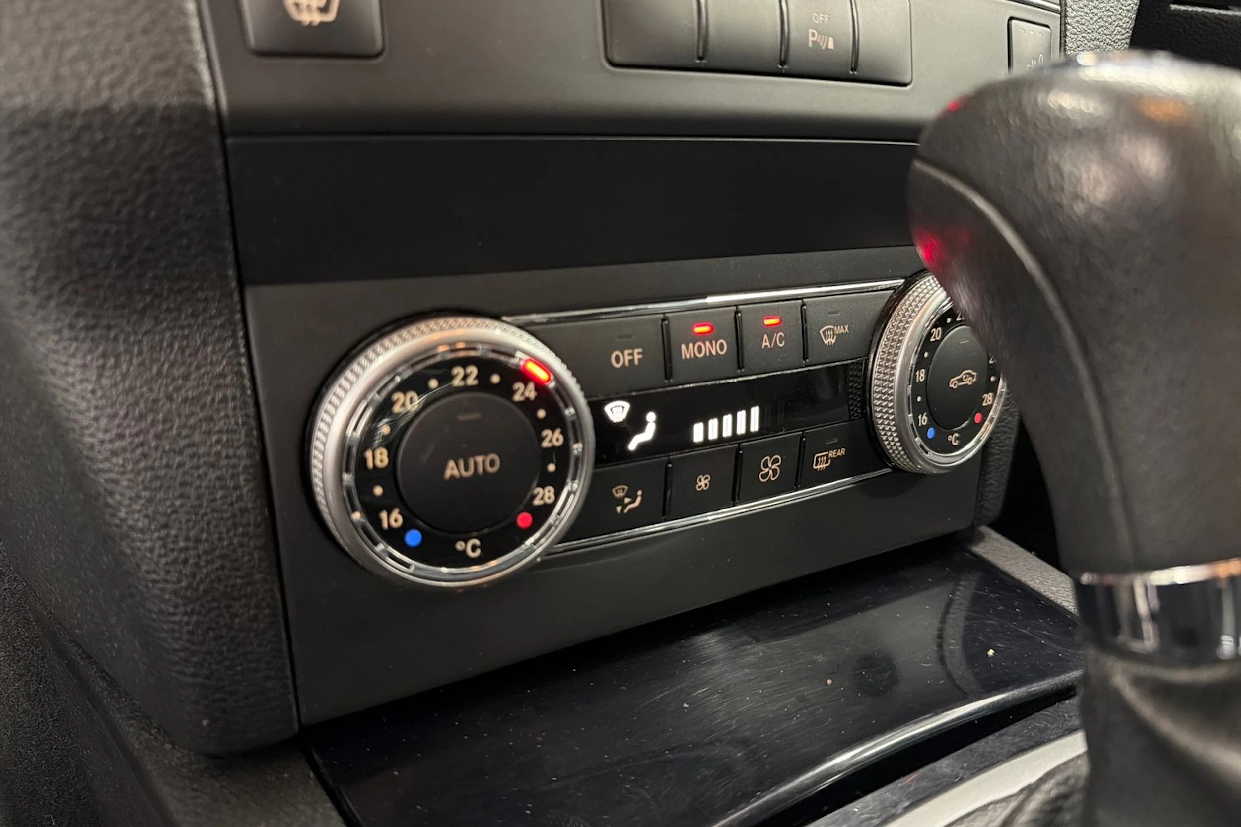 valkoinen Mercedes-Benz GLK 2010 kuva 20.