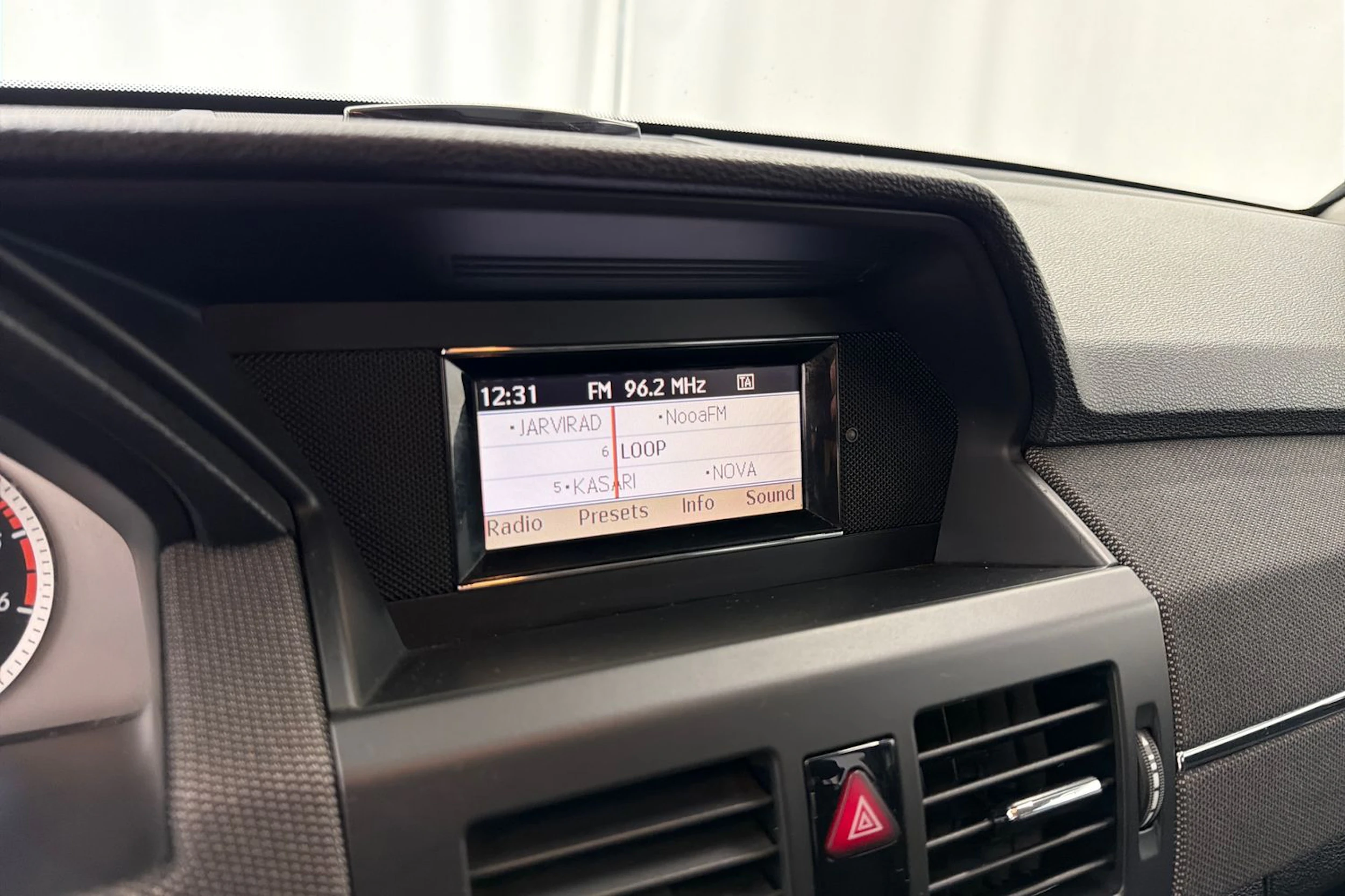 valkoinen Mercedes-Benz GLK 2010 kuva 23.