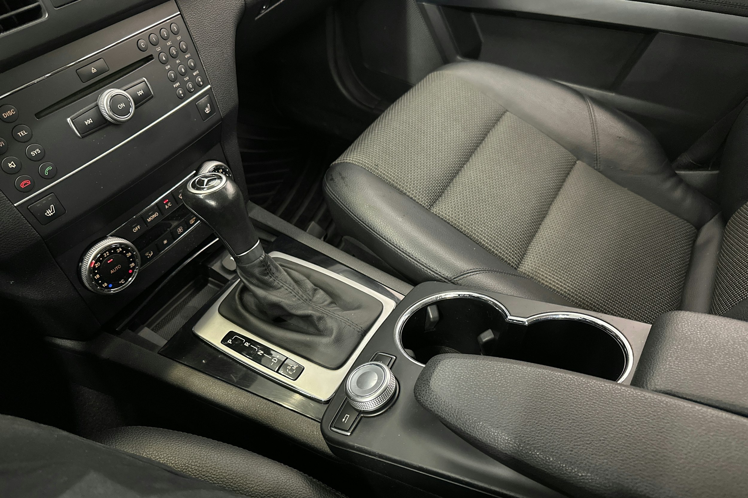 harmaa Mercedes-Benz GLK 2010 kuva 26.
