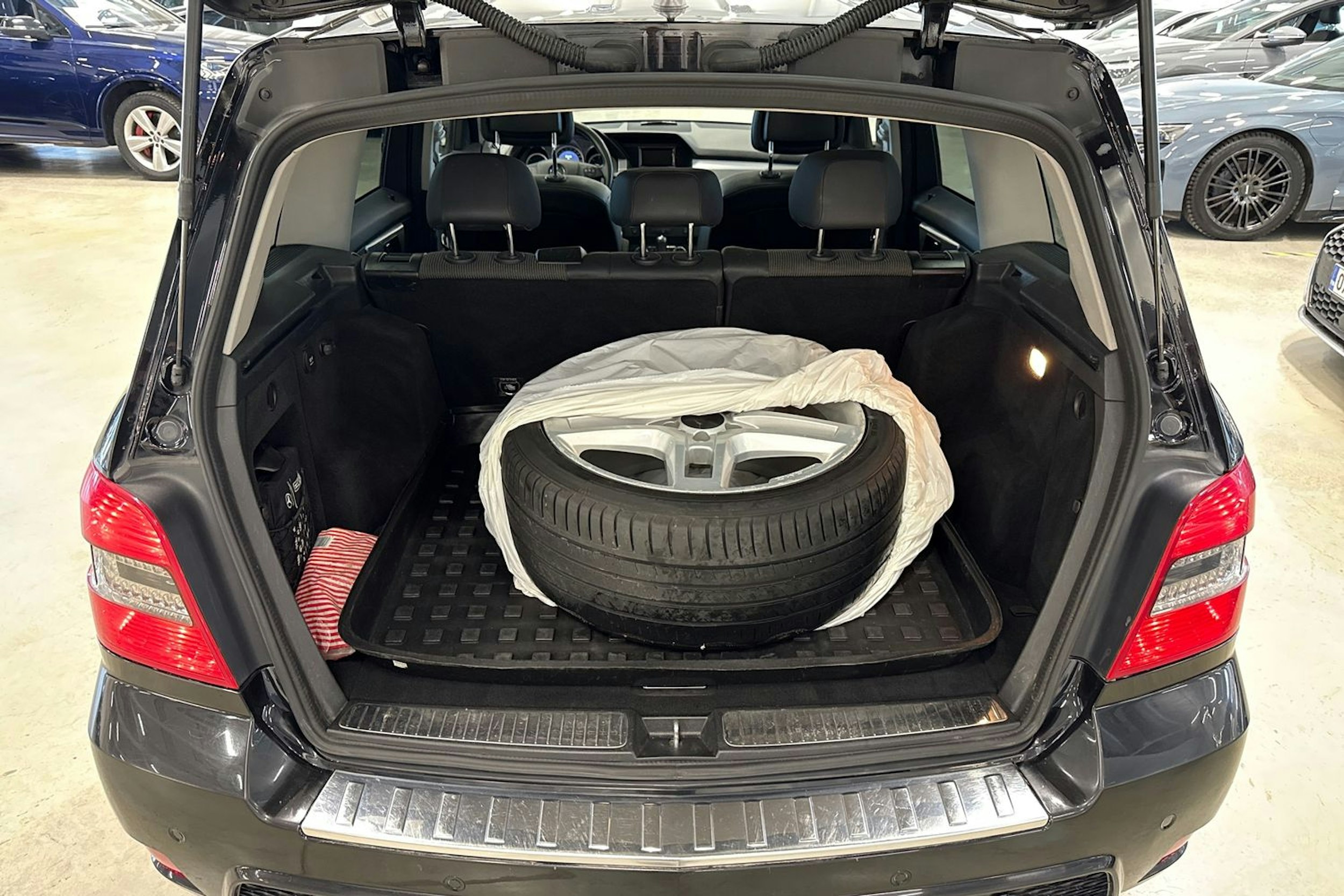 musta Mercedes-Benz GLK 2011 kuva 14.