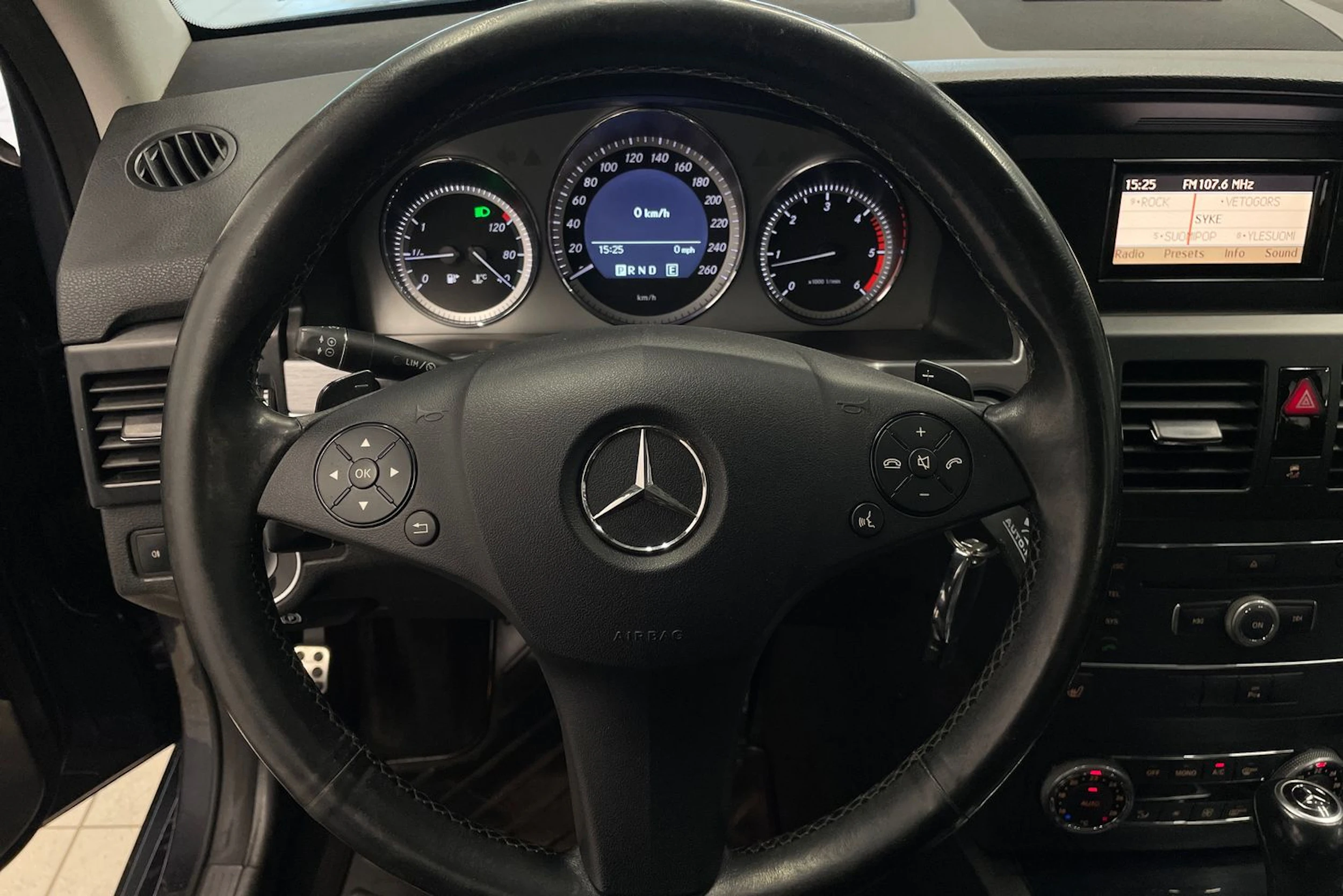 Harmaa Mercedes-Benz GLK 2011 kuva 17.