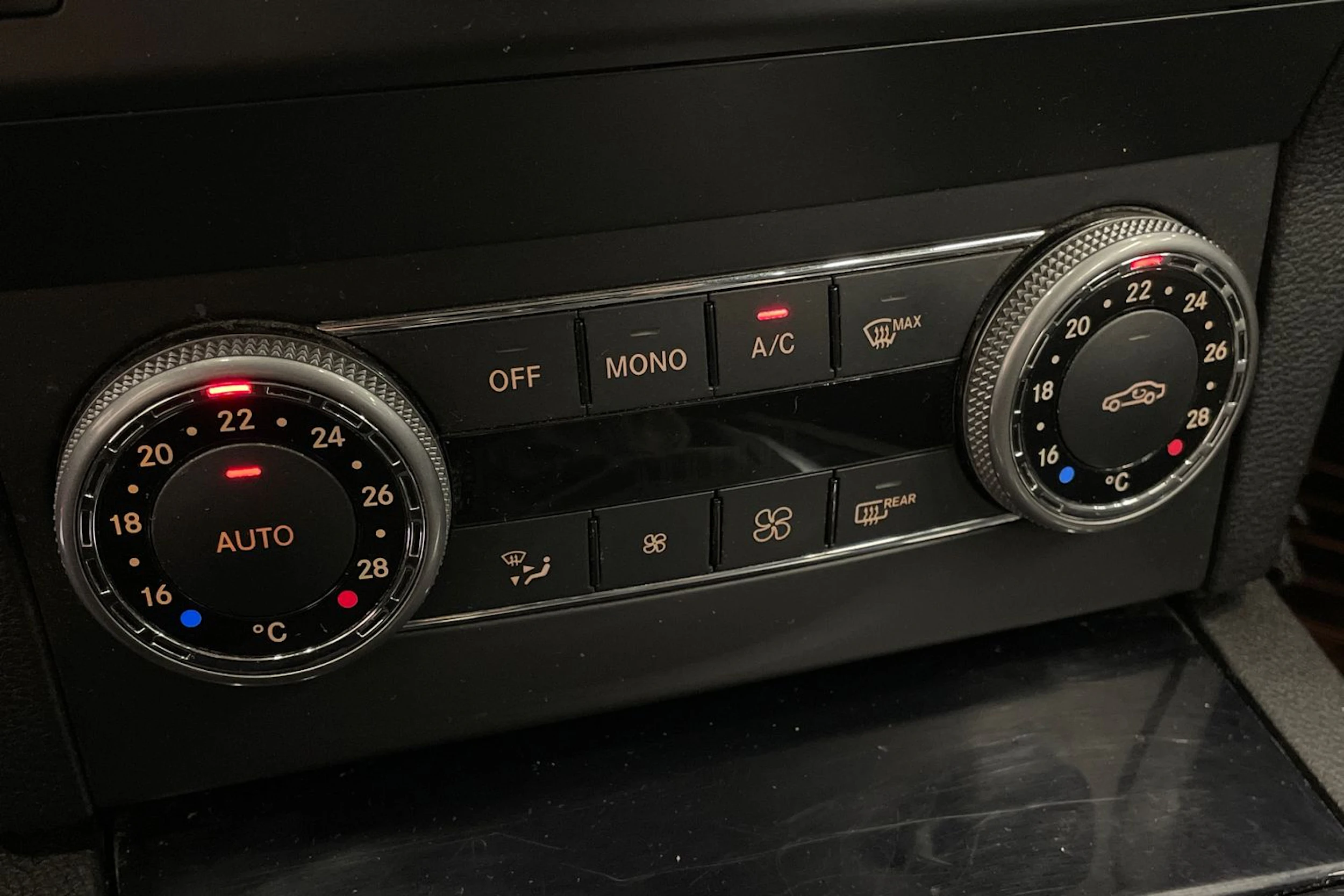 Harmaa Mercedes-Benz GLK 2011 kuva 22.