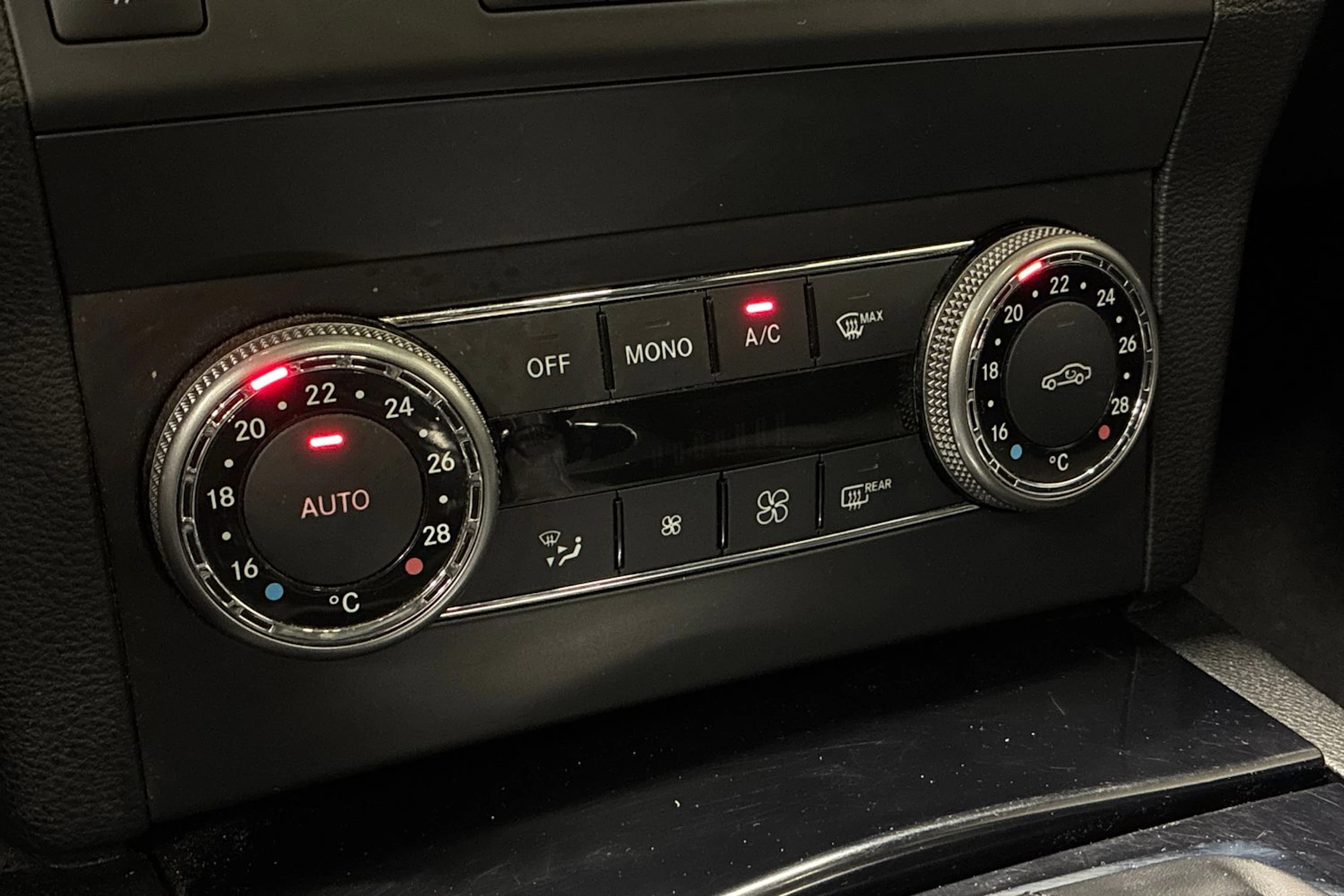 valkoinen Mercedes-Benz GLK 2012 kuva 19.
