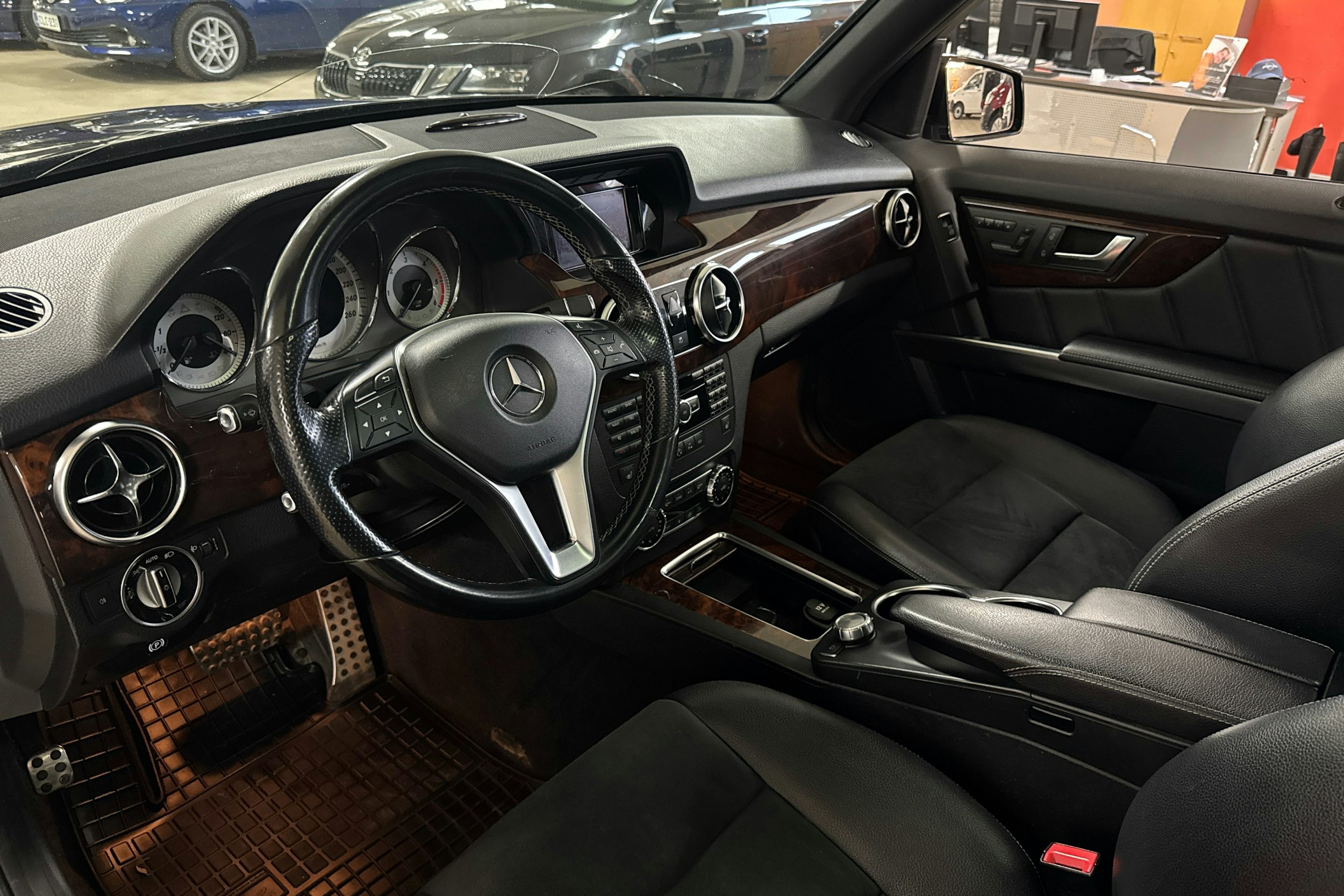 Musta Mercedes-Benz GLK 2012 kuva 6.